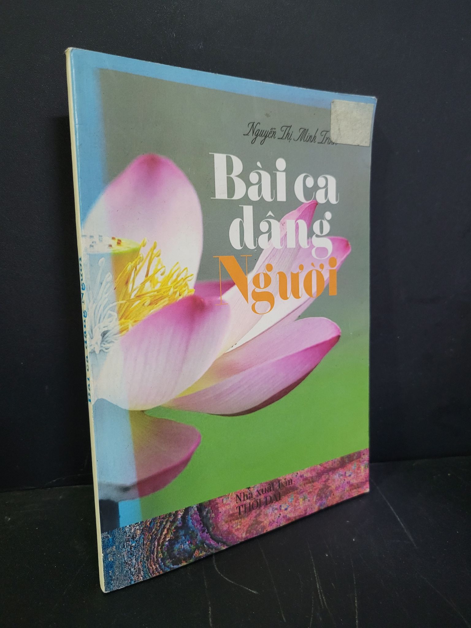 Bài ca dâng người 90% bẩn bìa, ố nhẹ, có chữ ký 2011 Nguyễn Thị Minh Trinh 3004 Âm nhạc, điện ảnh (SL có thể đặt: 1 Cuốn) - SÁCH ĐẠI HỌC