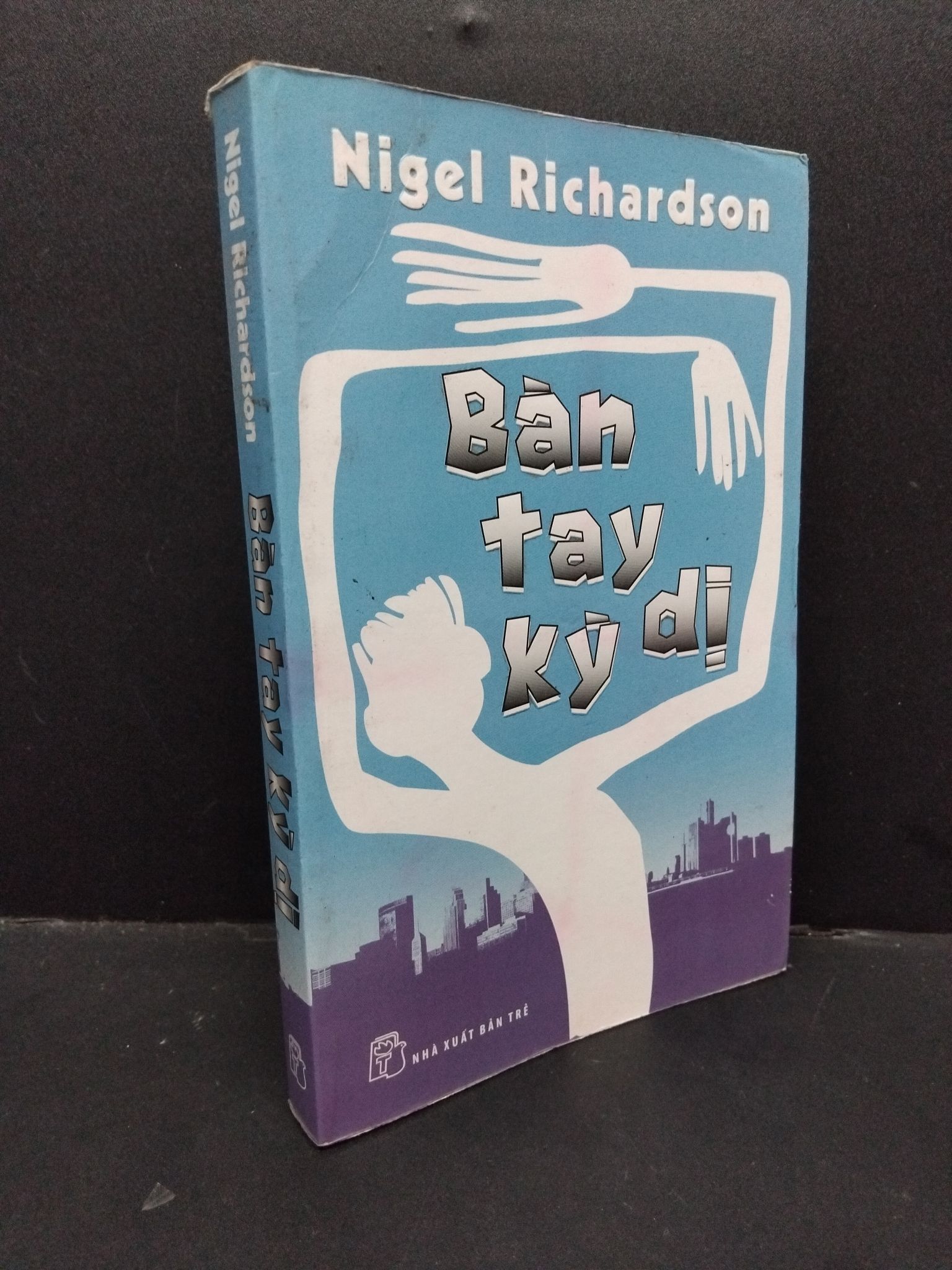 Bàn tay kỳ dị mới 60% bẩn bìa, ố, tróc bìa, tróc gáy, rách gáy, có mộc NXB 2011 1209 Nigel Richardson (SL có thể đặt: 1 Cuốn) - SÁCH ĐẠI HỌC
