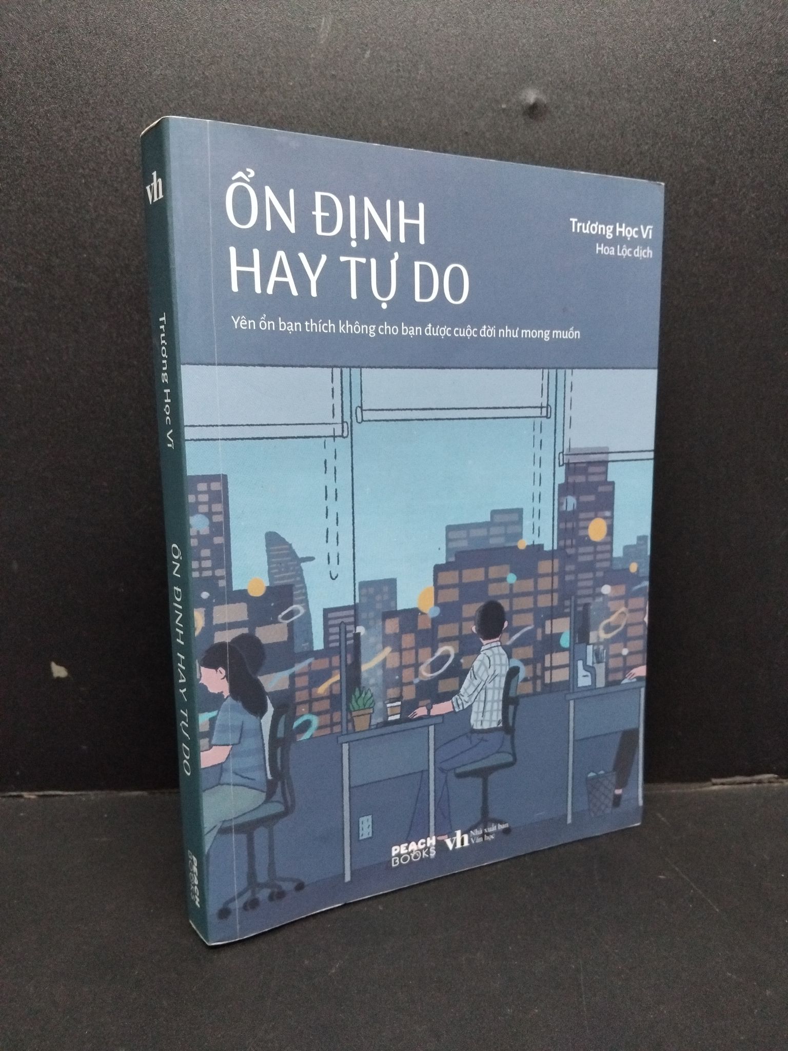 Ổn định hay tự do mới 90% ố nhẹ 2021 1008 Trương Học Vĩ (SL có thể đặt: 1 Cuốn) - SÁCH ĐẠI HỌC