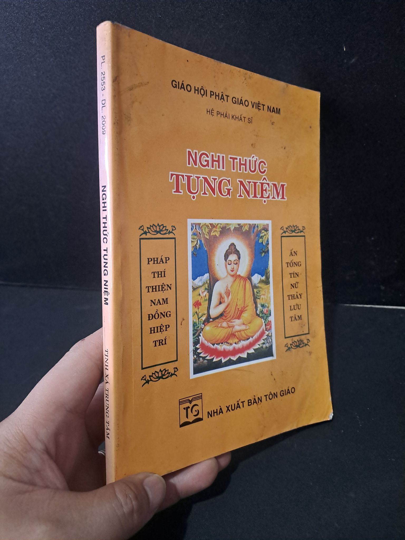 Nghi thức tụng niệm mới 80% bẩn bìa, ố nhẹ, có chữ viết bìa sau 2009 Giáo hội Phật giáo Việt Nam Hệ Phái Khất Sĩ 1604 Phật giáo (SL có thể đặt: 1 Cuốn) - SÁCH ĐẠI HỌC