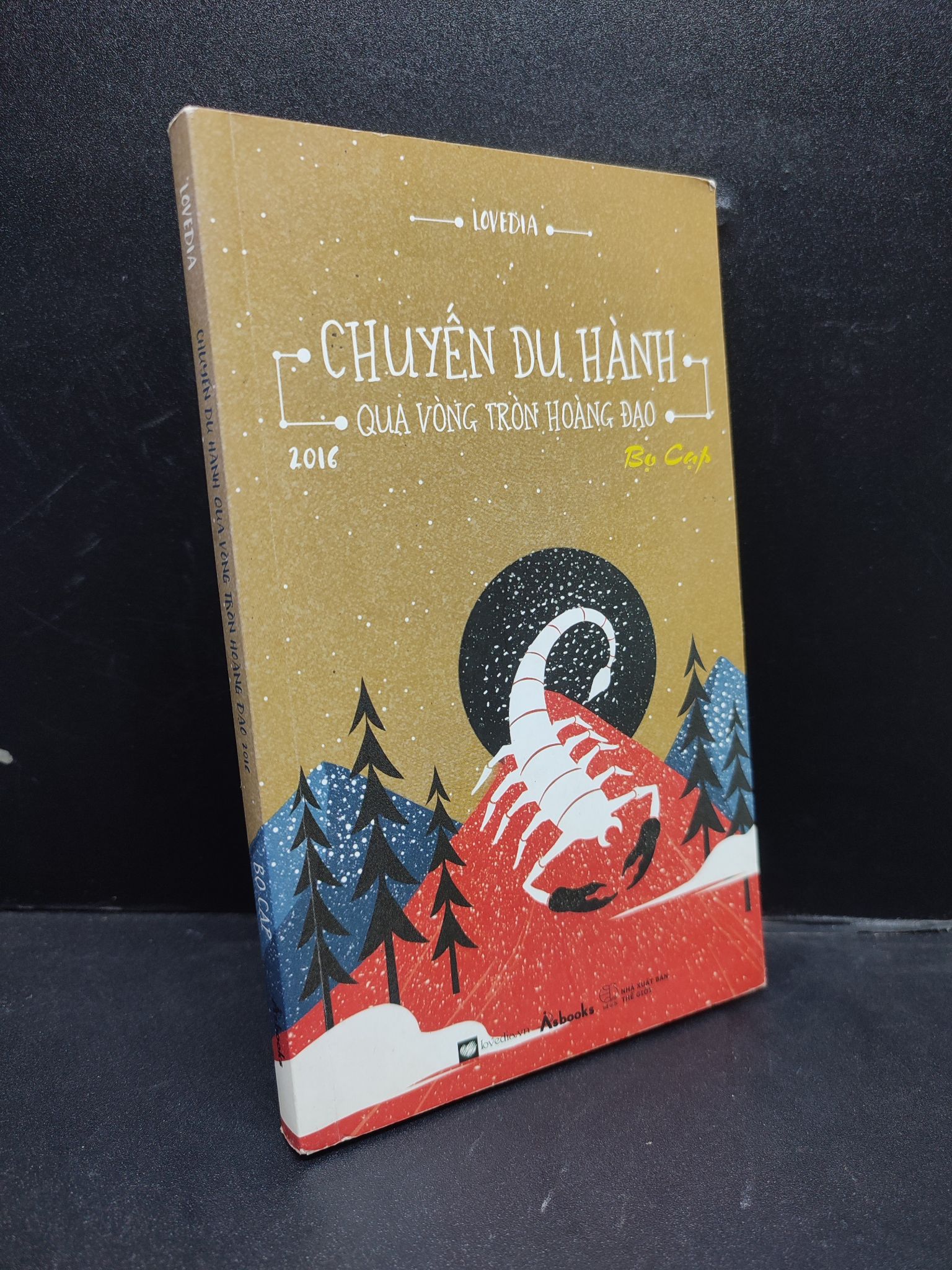 Chuyến du hành qua vòng tròn hoàng đạo 2016 năm 2015 mới 70% ố vàng có viết 2602 hoàng đạo Sách chiêm tinh, horoscope (SL có thể đặt: 1 Cuốn) - SÁCH ĐẠI HỌC