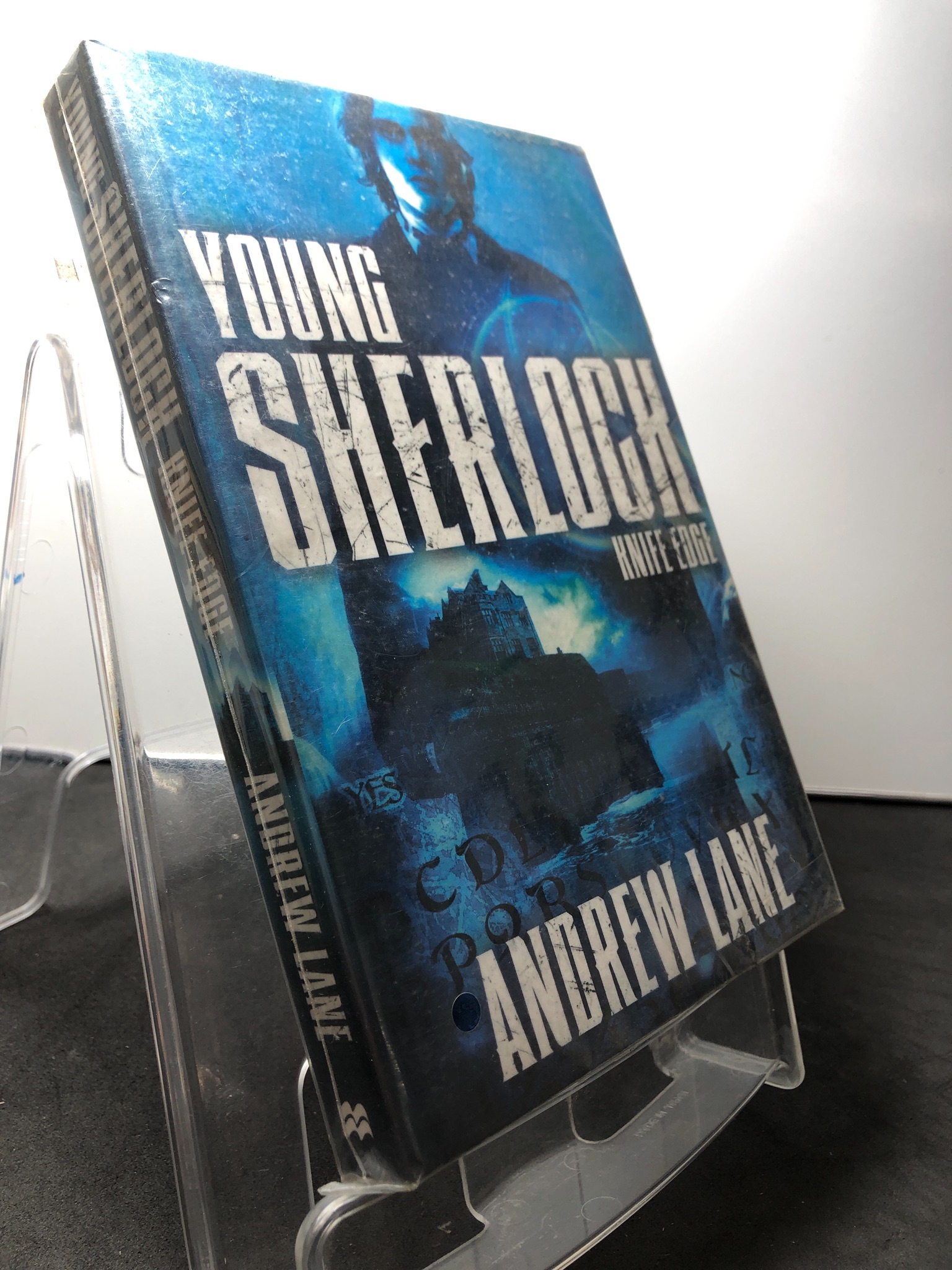 Young Sherlock Knife edge mới 90% Andrew Lane 1508 Sách ngoại văn (SL có thể đặt: 1 Cuốn) - SÁCH ĐẠI HỌC