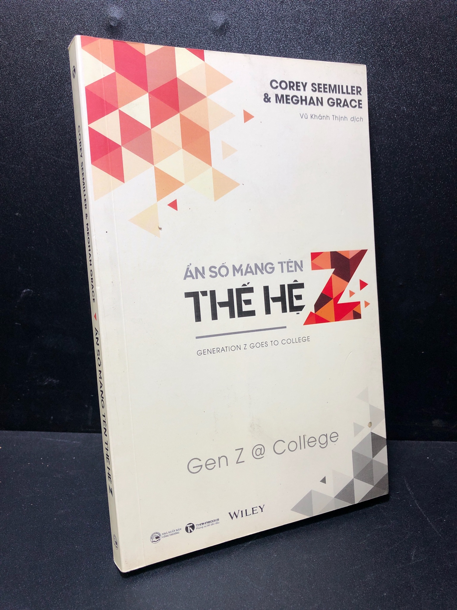 Ẩn số mang tên thế hệ z 2019 Corey Seemiller mới 85% bẩn 1311 (SL có thể đặt: 1 Cuốn) - SÁCH ĐẠI HỌC