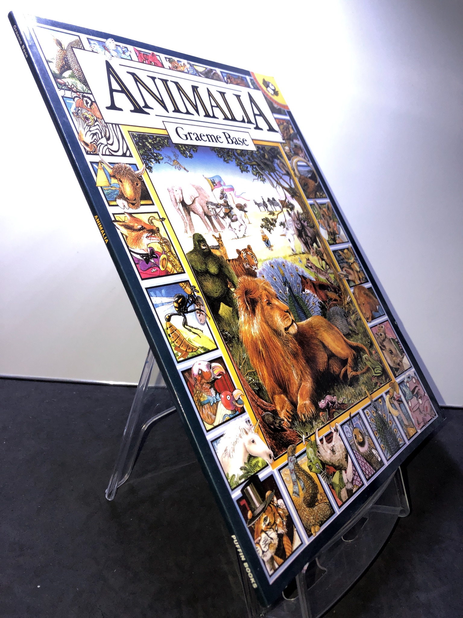 Animalia Graeme Base mới 85% bẩn nhẹ Puffins Book 2707 Sách ngoại văn (SL có thể đặt: 1 Cuốn) - SÁCH ĐẠI HỌC