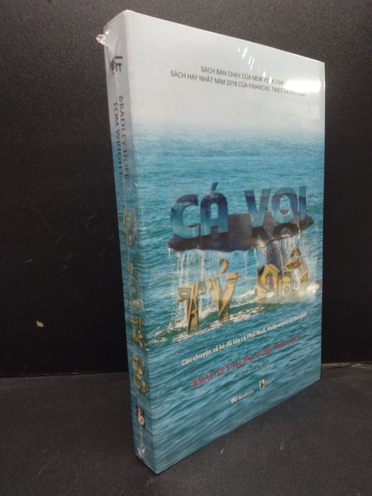 Cá voi tỷ đô: Câu chuyện về kẻ đã lừa cả Phố Wall, Hollywood và thế giới Bradley Hope, Tom Wright mới 95% 1003 (SL có thể đặt: 1 Cuốn) - SÁCH ĐẠI HỌC