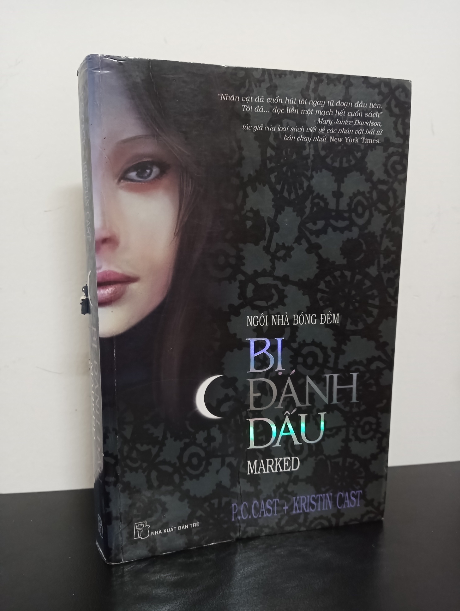 Ngôi Nhà Bóng Đêm - Bị Đánh Dấu (2010) - P. C. Cast, Kristin Cast Mới 90% 2601 (SL có thể đặt: 1 cuốn) - SÁCH ĐẠI HỌC