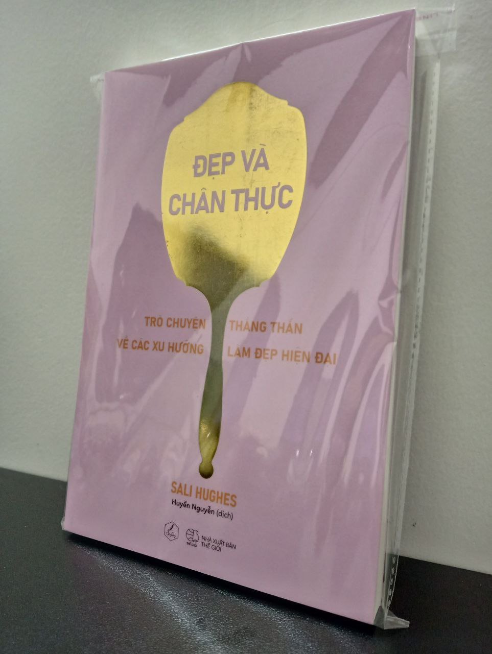 Đẹp Và Chân Thực (Trò Chuyện Thẳn Thắn Về Các Xu Hướng Làm Đẹp Hiện Đại) Sali Hughes New 100% 0303 (SL có thể đặt: 1 cuốn) - SÁCH ĐẠI HỌC