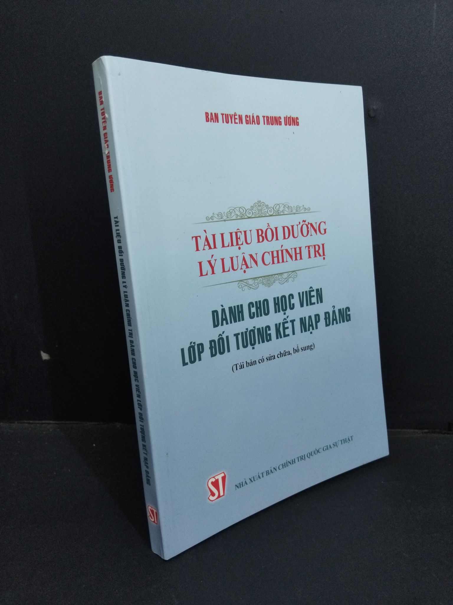 Tài liệu bồi dưỡng lý luận chính trị dành cho học viên lớp đối tượng kết nạp Đảnh mới 90% bẩn nhẹ 2017 2811 Sách chuyên môn (SL có thể đặt: 1 Cuốn) - SÁCH ĐẠI HỌC