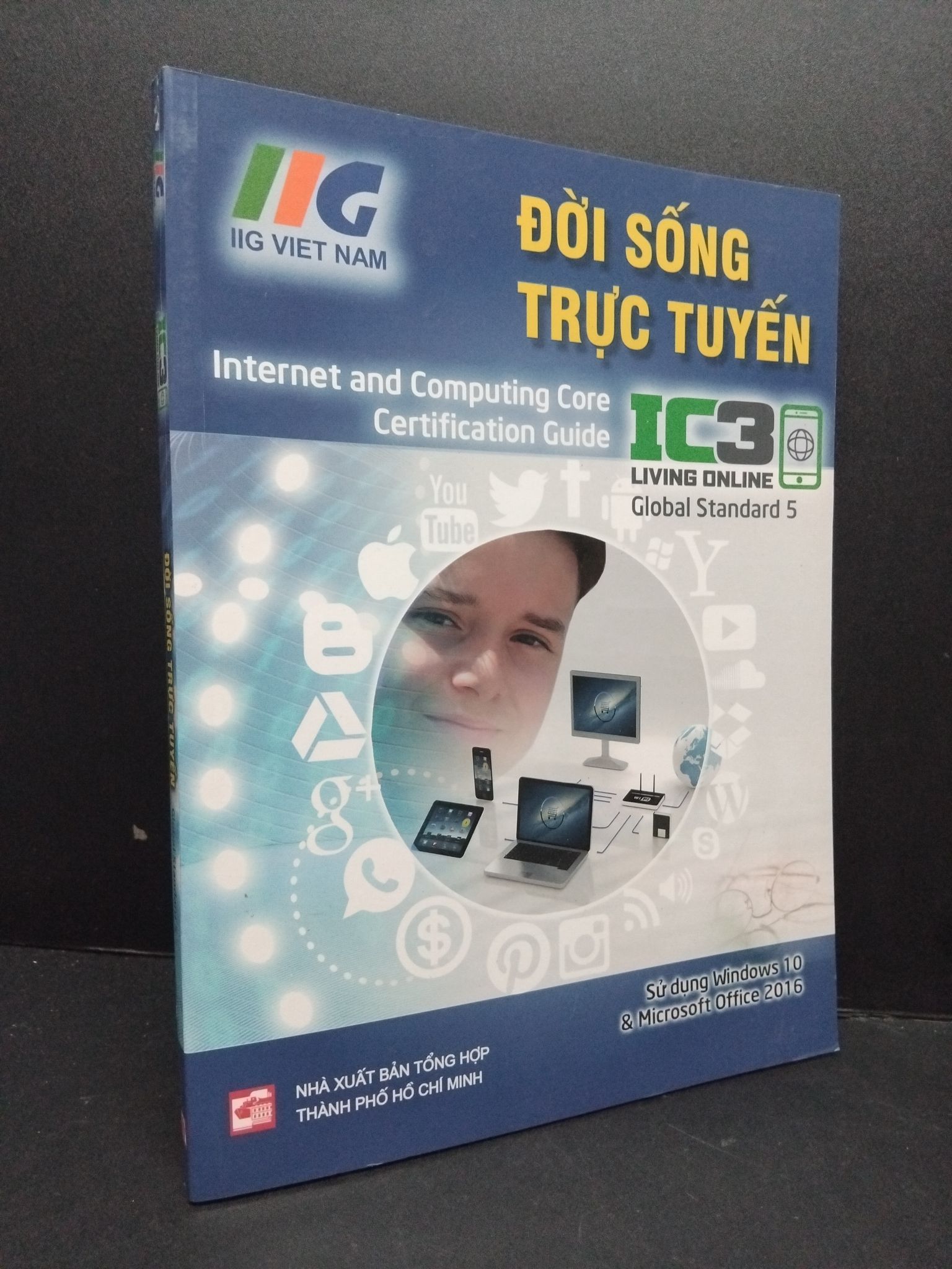 Đời sống trực tuyến - Global Standard 5 mới 80% bẩn ố nhẹ 2020 2809 Sách tư duy, kỹ năng sống (SL có thể đặt: 1 Cuốn) - SÁCH ĐẠI HỌC