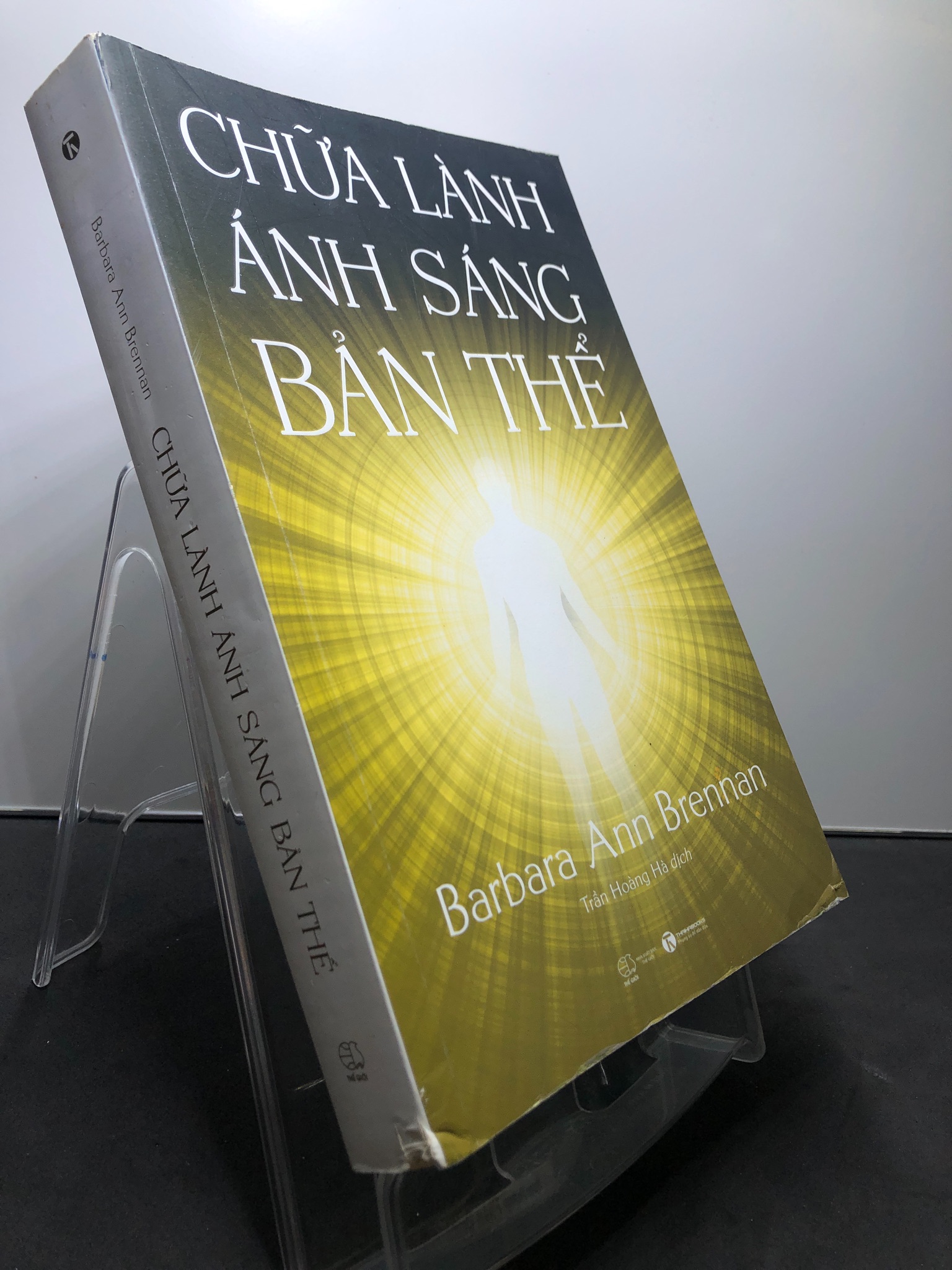 Chữa lành ánh sáng bản thể 2020 mới 85% rách nhẹ góc bìa Barbara Ann Brennan 1107 Kiến thức bách khoa (SL có thể đặt: 1 Cuốn) - SÁCH ĐẠI HỌC
