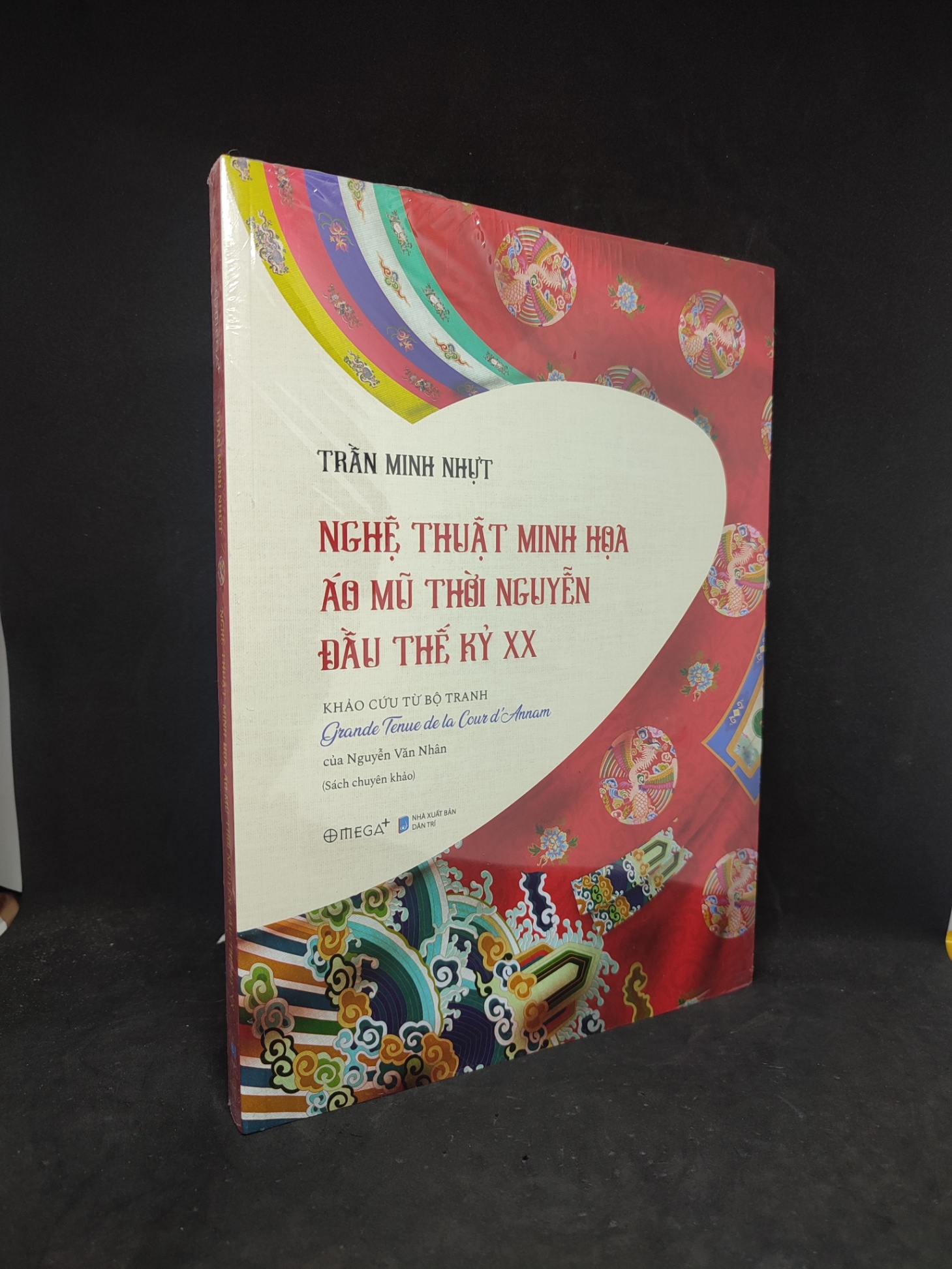 Nghệ thuật minh họa áo mũ thời Nguyễn đầu thế kỷ XX (SL có thể đặt: 1 Cuốn) - SÁCH ĐẠI HỌC