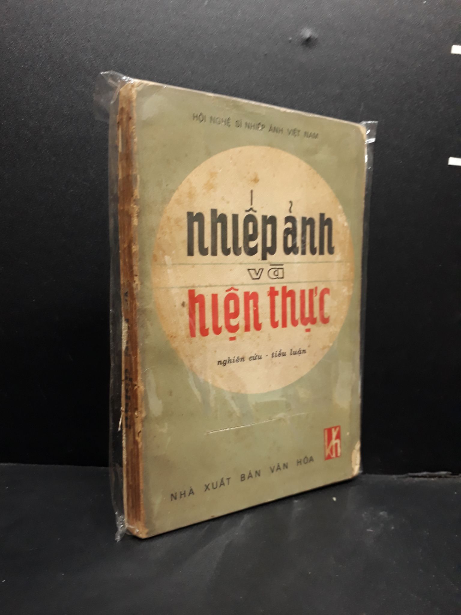 Nhiếp Ảnh Và Hiện Thực mới y60% ố vàng, tróc gáy, bị ướt bìa sau (có bọc) 0107 Hội Nghệ Sĩ Nhiếp Ảnh Việt Nam Sách tư duy, kỹ năng sống (SL có thể đặt: 1 Cuốn) - SÁCH ĐẠI HỌC