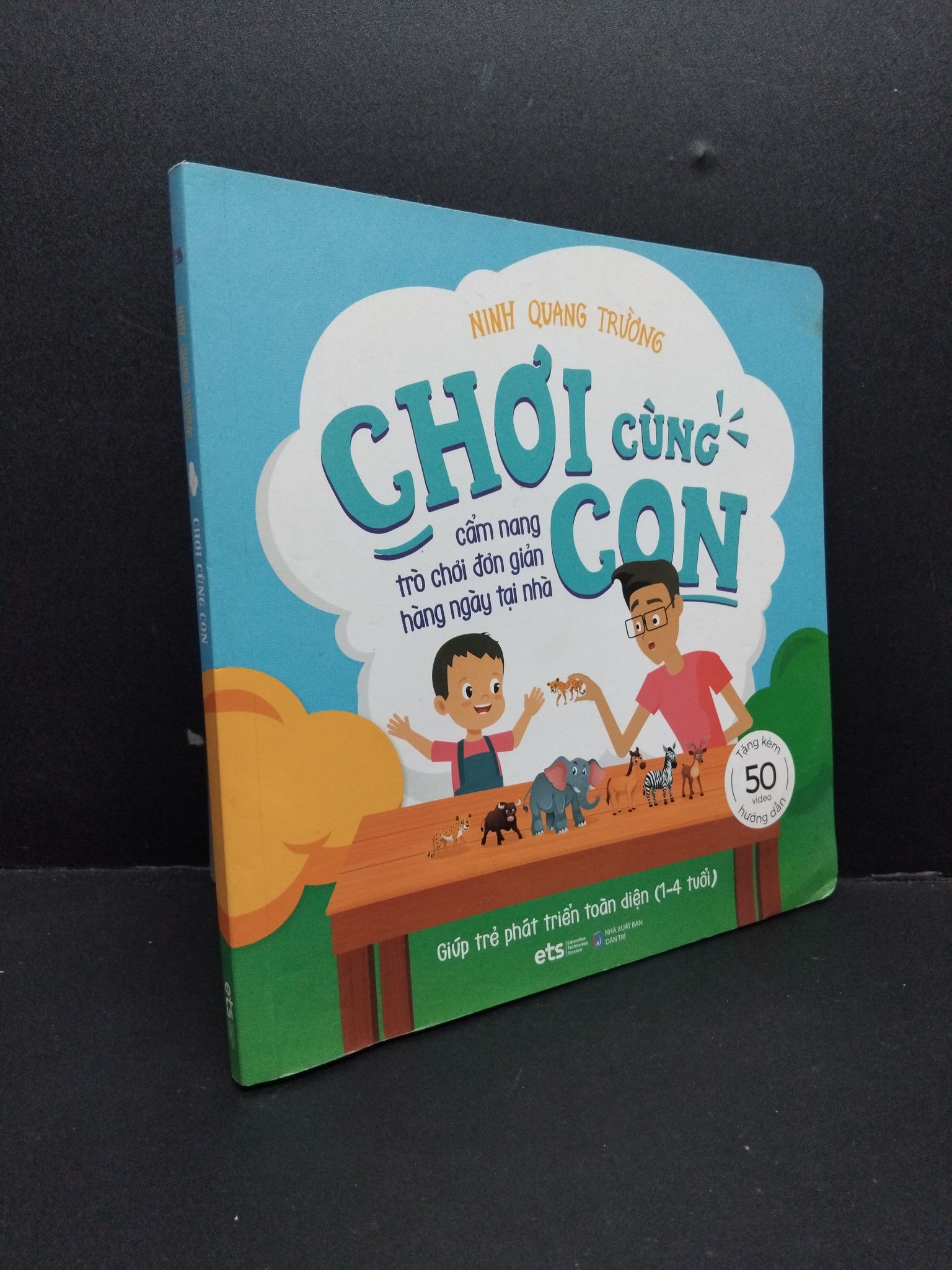 Chơi cùng con cẩm nang trò chơi đơn giản hàng ngày tại nhà mới 80% ố ẩm 1906 Ninh Quang Trường Cẩm nang làm cha mẹ (SL có thể đặt: 1 Cuốn) - SÁCH ĐẠI HỌC
