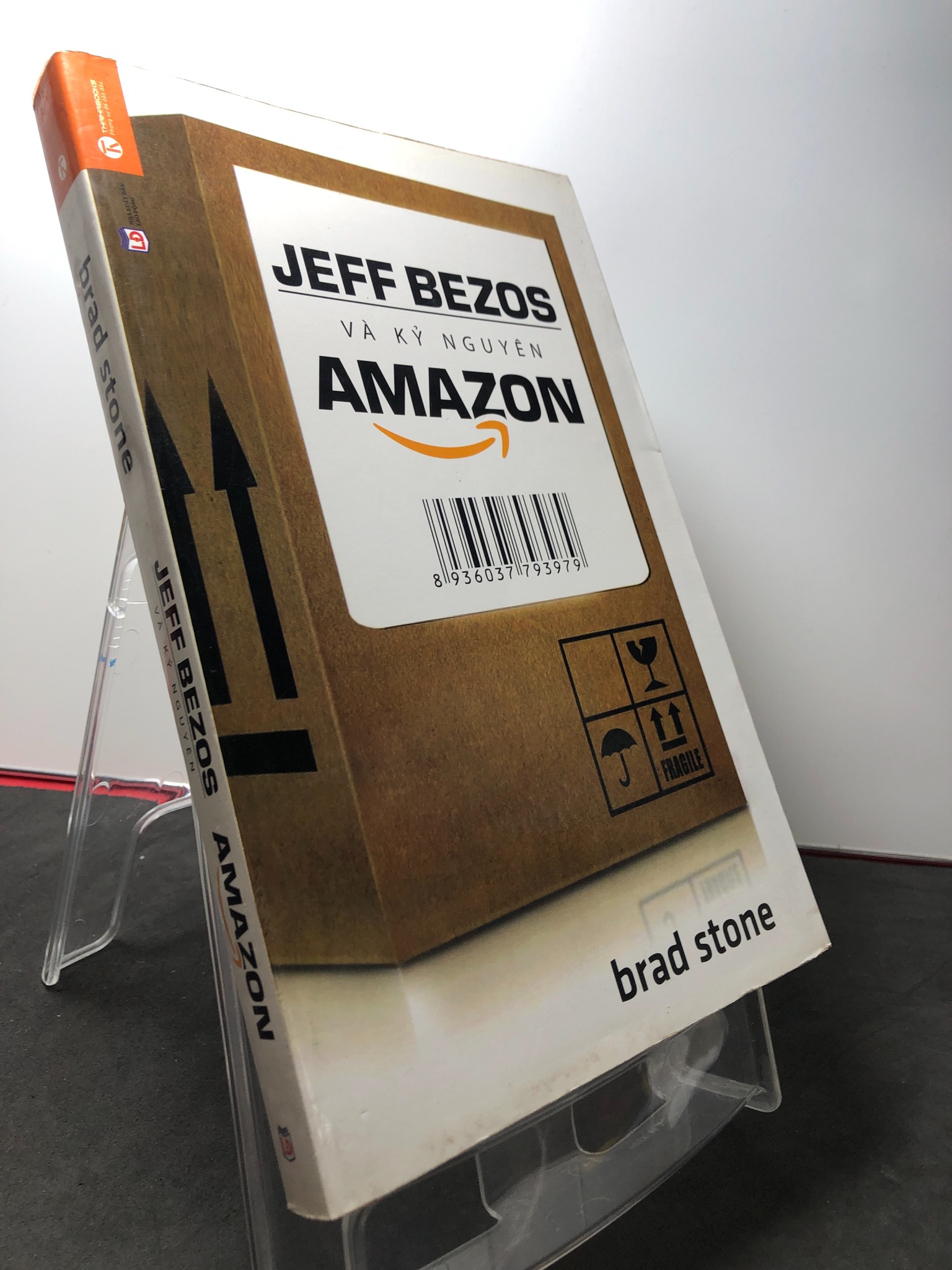 Jeff bezos và kỷ nguyên amazon 2015 mới 80% bẩn nhẹ , highlight Brad Stone 3108 (SL có thể đặt: 1 Cuốn) - SÁCH ĐẠI HỌC