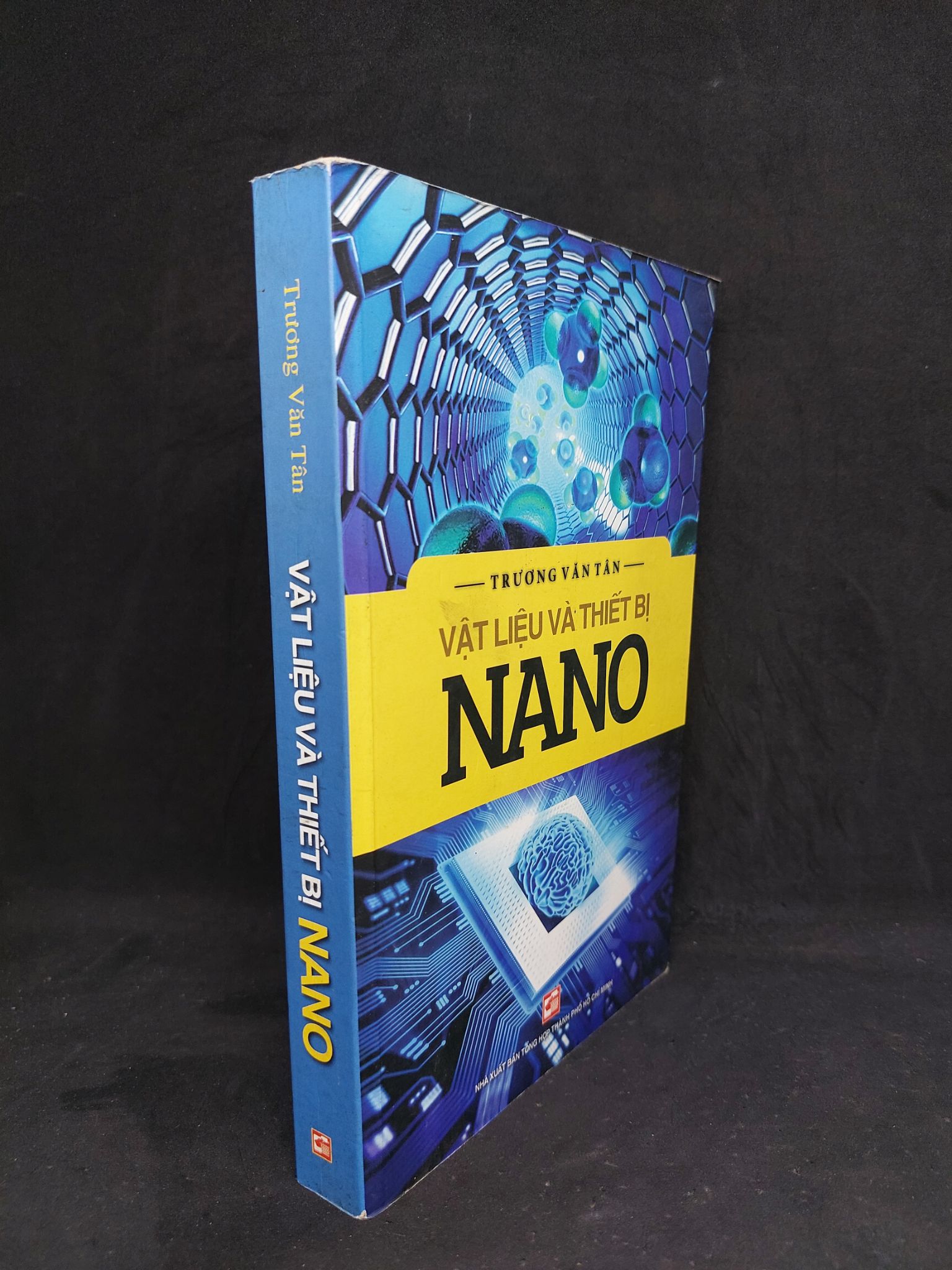 Vật liệu và thiết bị Nano mới 80% bị ố 2018 2707 Sách chuyên môn (SL có thể đặt: 1 Cuốn) - SÁCH ĐẠI HỌC