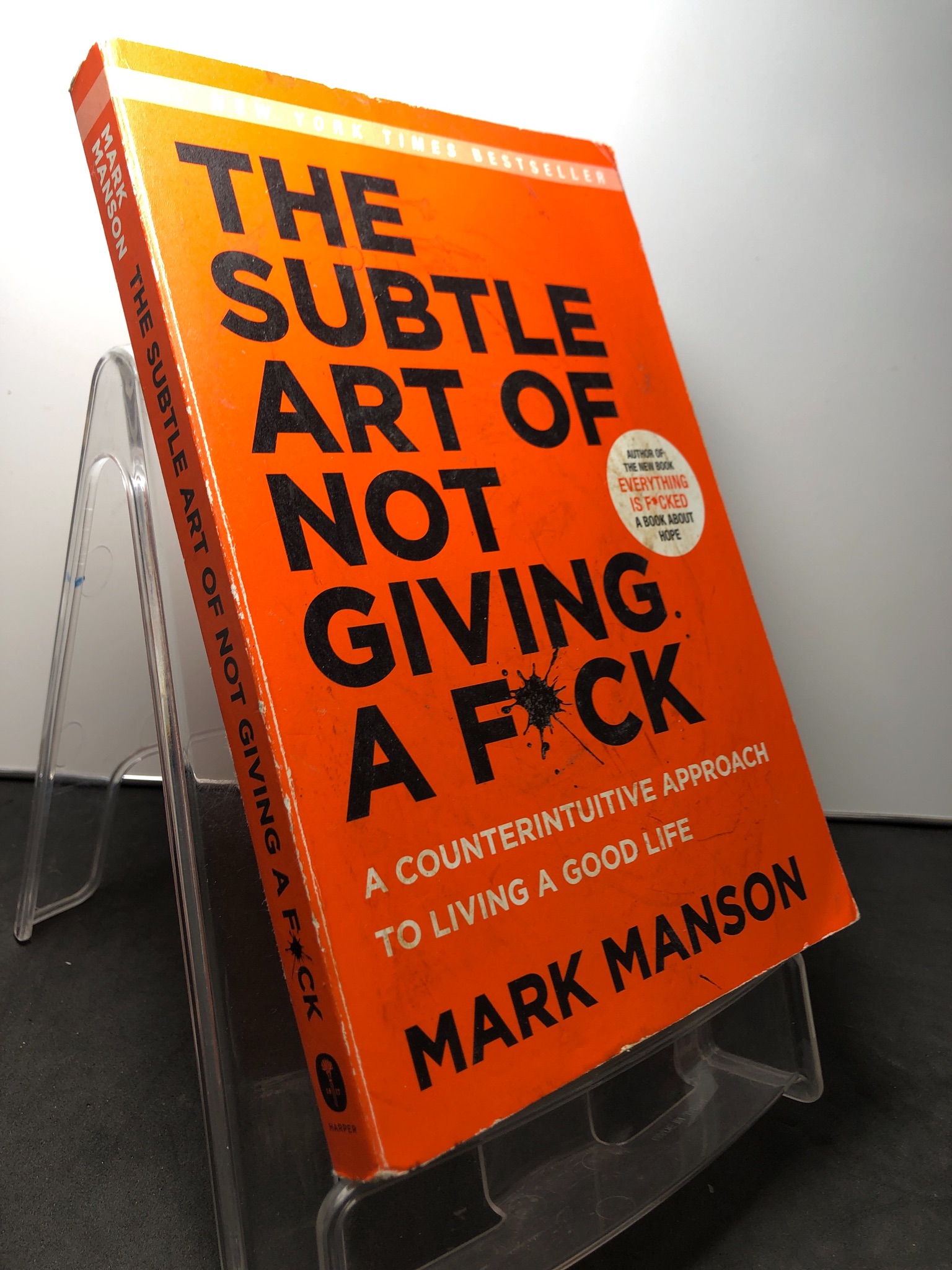 The subtle art of not giving a f*ck mới 80% bẩn nhẹ Mark Manson 1408 Sách ngoại văn (SL có thể đặt: 1 Cuốn) - SÁCH ĐẠI HỌC