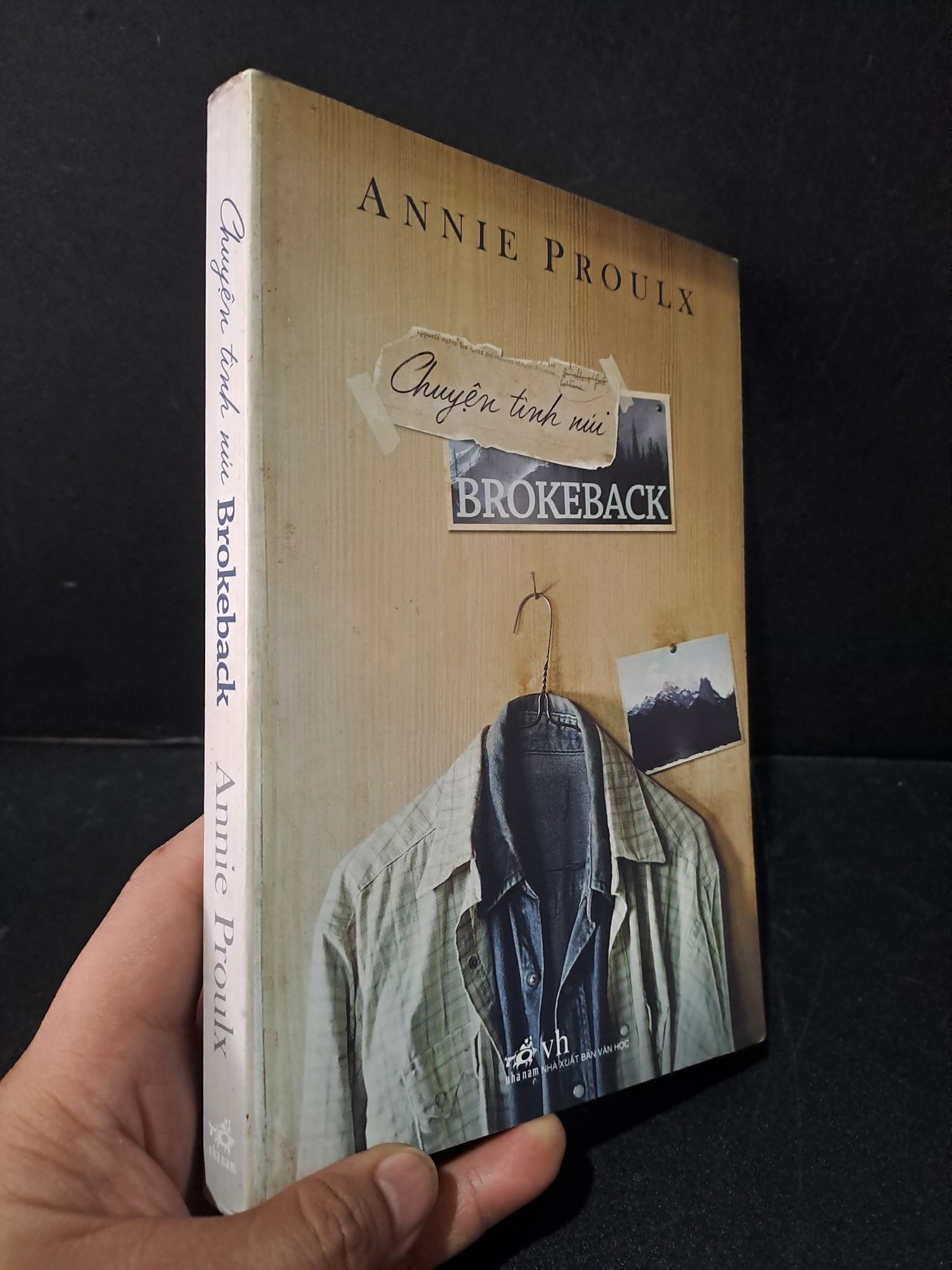 Chuyện tình núi Brokeback mới 90% bẩn bìa, ố nhẹ 2014 Annie Proulx 1604 (SL có thể đặt: 1 Cuốn) - SÁCH ĐẠI HỌC