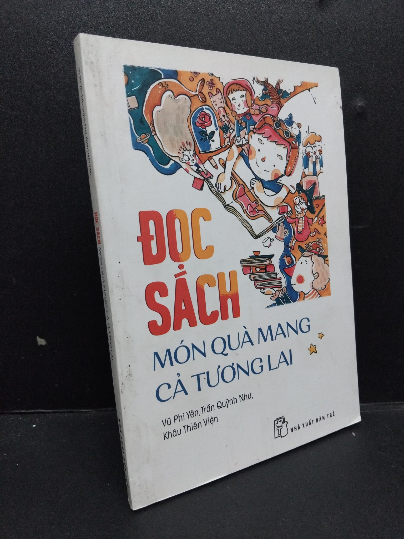 Đọc sách món quà mang cả tương lai mới 90% bẩn nhẹ 2019 1008 Vũ Phi Yên, Trần Quỳnh Như, Khâu Thiên Viện Sách tư duy, kỹ năng sống (SL có thể đặt: 1 Cuốn) - SÁCH ĐẠI HỌC