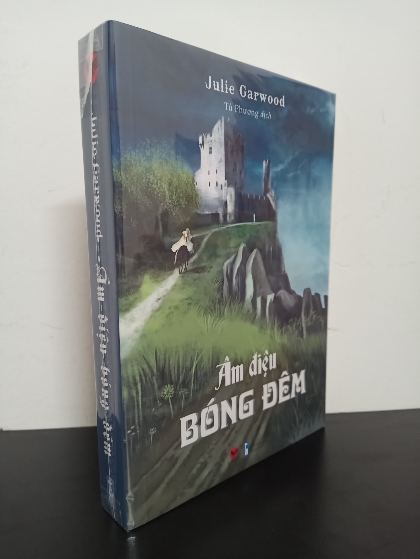 Âm Điệu Bóng Đêm - Julie Garwood Mới 100% 1303 (SL có thể đặt: 5 cuốn) - SÁCH ĐẠI HỌC