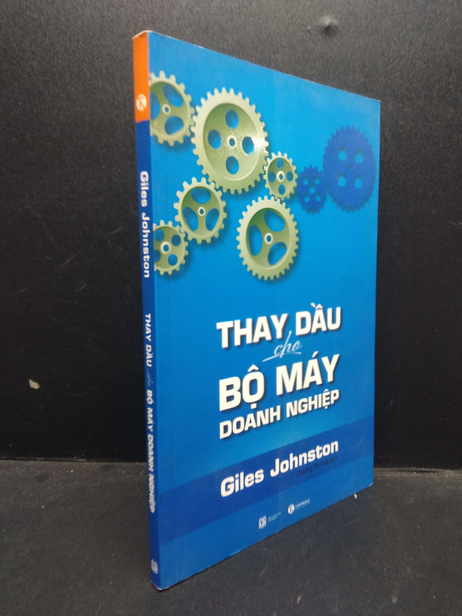 Thay dầu cho bộ máy doanh nghiệp Giles Johnston 2016 Mới 90% bẩn nhẹ 0309 Marketing, bán hàng (SL có thể đặt: 3 Cuốn) - SÁCH ĐẠI HỌC