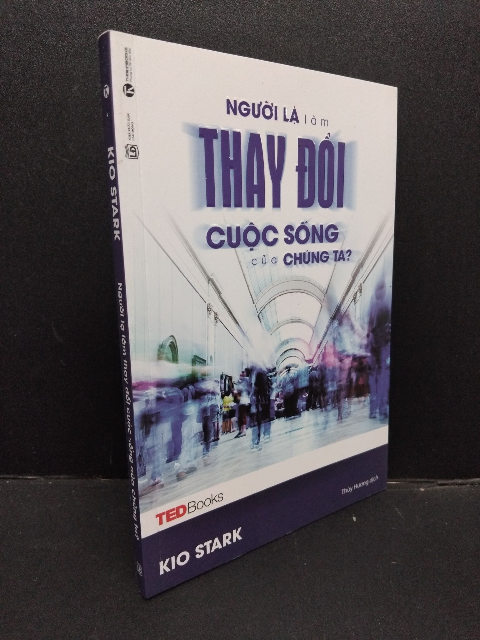 Người lạ làm thay đổi cuộc sống của chúng ta mới 90% bẩn nhẹ 2017 1008 Kio Stark Sách tư duy, kỹ năng sống (SL có thể đặt: 2 Cuốn) - SÁCH ĐẠI HỌC