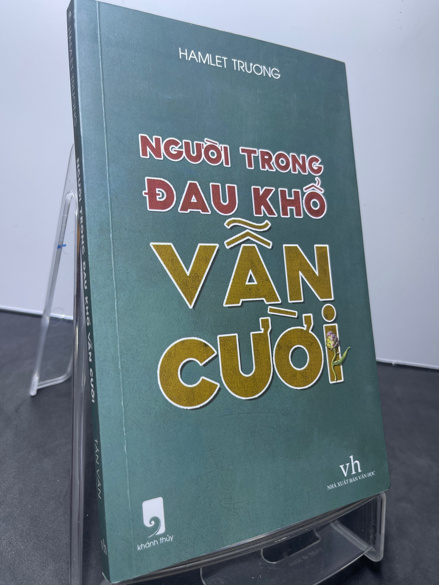 Người trong đau khổ vẫn cười 2018 mới 85% ố nhẹ bụng sách chữ ký tác giả Hamlet Trương 1607 (SL có thể đặt: 1 Cuốn) - SÁCH ĐẠI HỌC