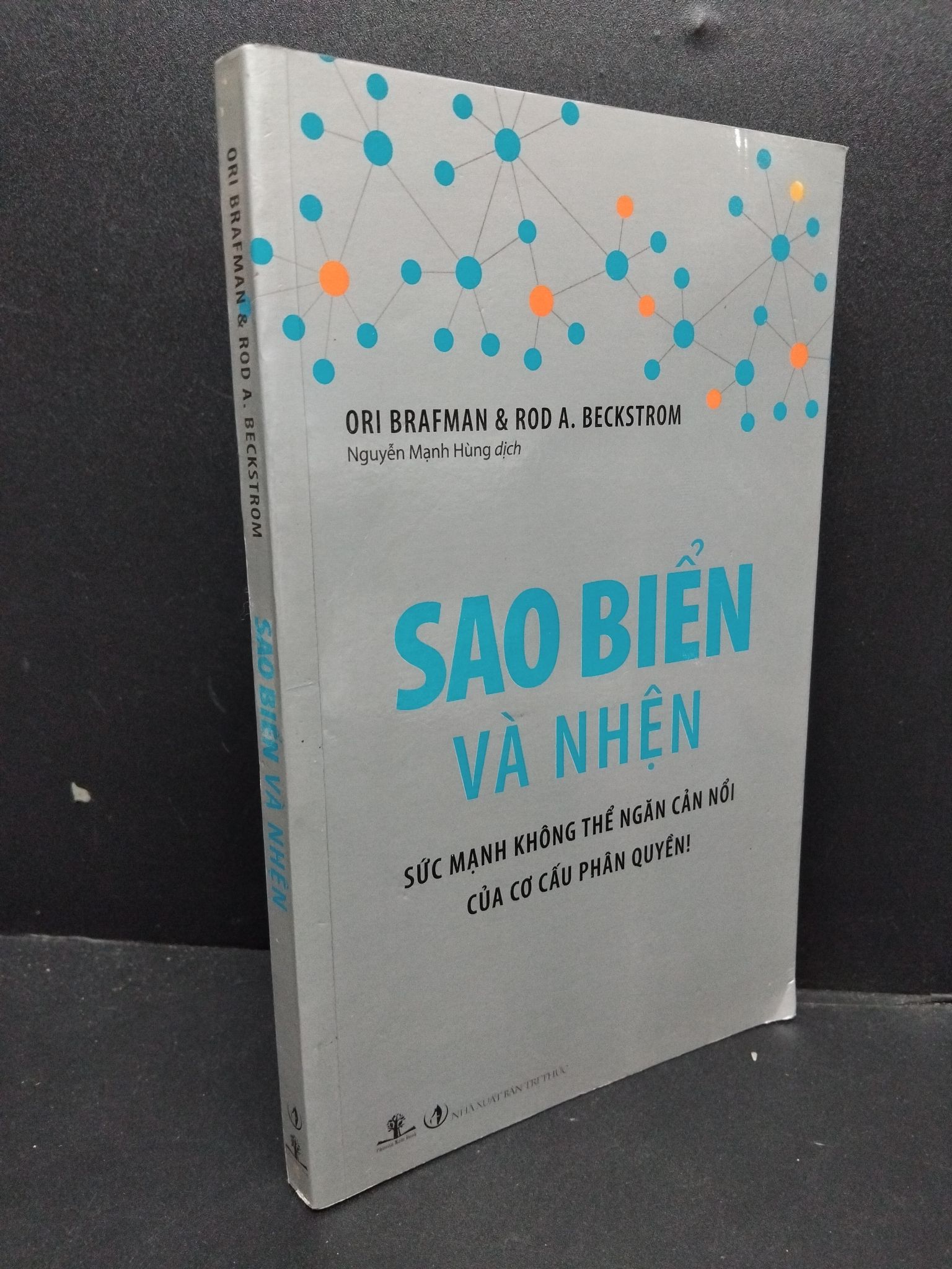 Sao biển và nhện mới 70% ố vàng có viết trang đầu 2010 2207 Ori Brafman và Rod A. Beckstrom (SL có thể đặt: 1 Cuốn) - SÁCH ĐẠI HỌC