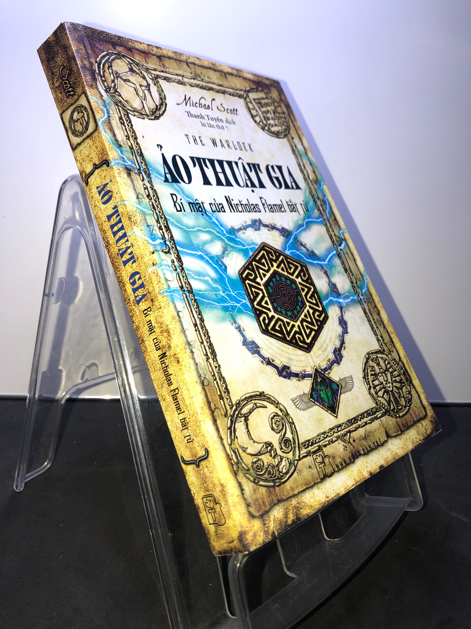 Ảo thuật gia - Bí mật của Nicholas Flamel bất tử 2019 mới 90% bẩn nhẹ bụng sách Michael Scott 1107 (SL có thể đặt: 1 Cuốn) - SÁCH ĐẠI HỌC