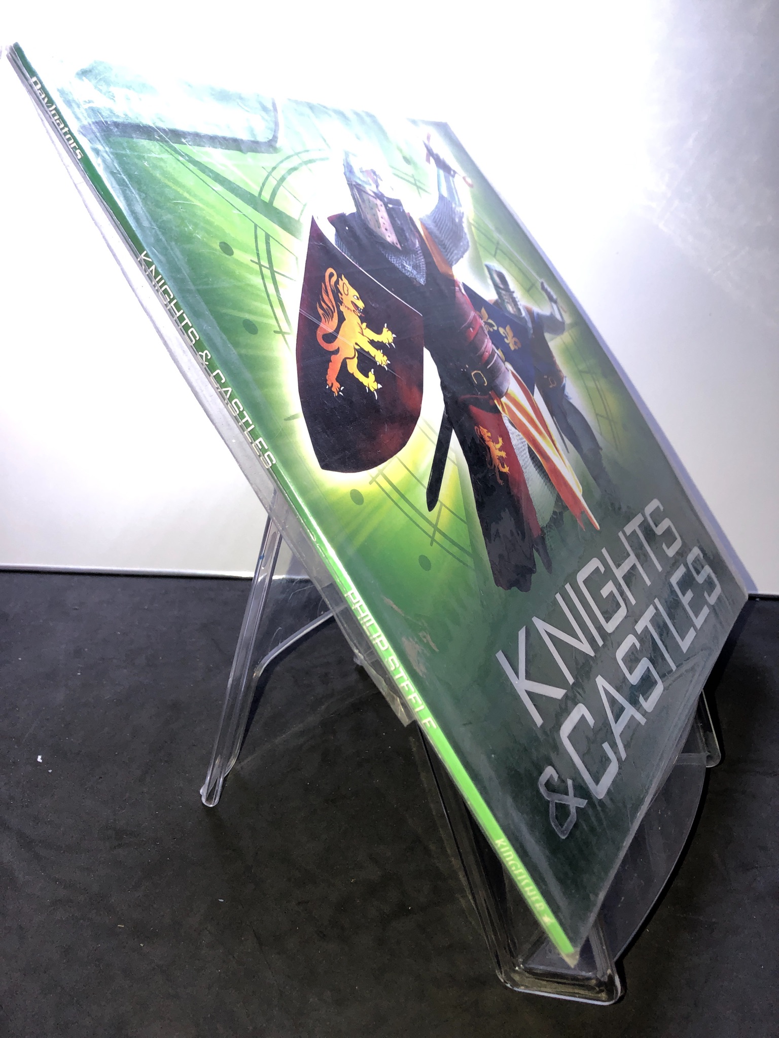 Knights and Castles KINGFISHER mới 85% bẩn nhẹ 2707 Sách ngoại văn (SL có thể đặt: 1 Cuốn) - SÁCH ĐẠI HỌC