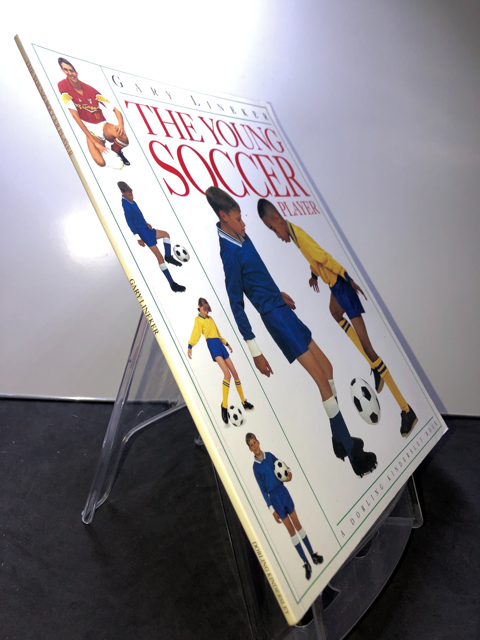 Gary Lineker The young soccer player mới 85% bẩn nhẹ DK 2607 Sách ngoại văn (SL có thể đặt: 1 Cuốn) - SÁCH ĐẠI HỌC