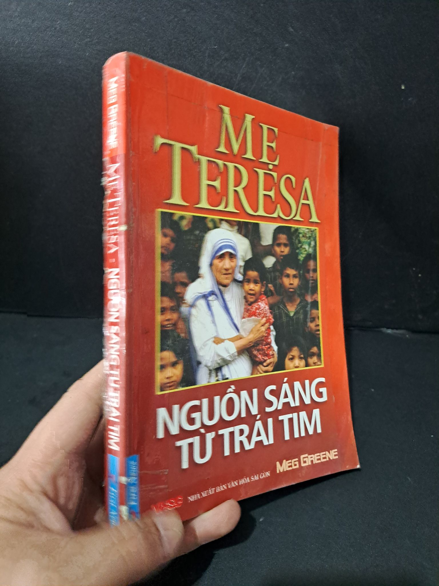 Mẹ Teresa Nguồn sáng từ trái tim mới 60% bẩn bìa, ố nhẹ, tróc gáy, mọt bìa 2010 Meg Greene 1604 Sách danh nhân (SL có thể đặt: 1 Cuốn) - SÁCH ĐẠI HỌC