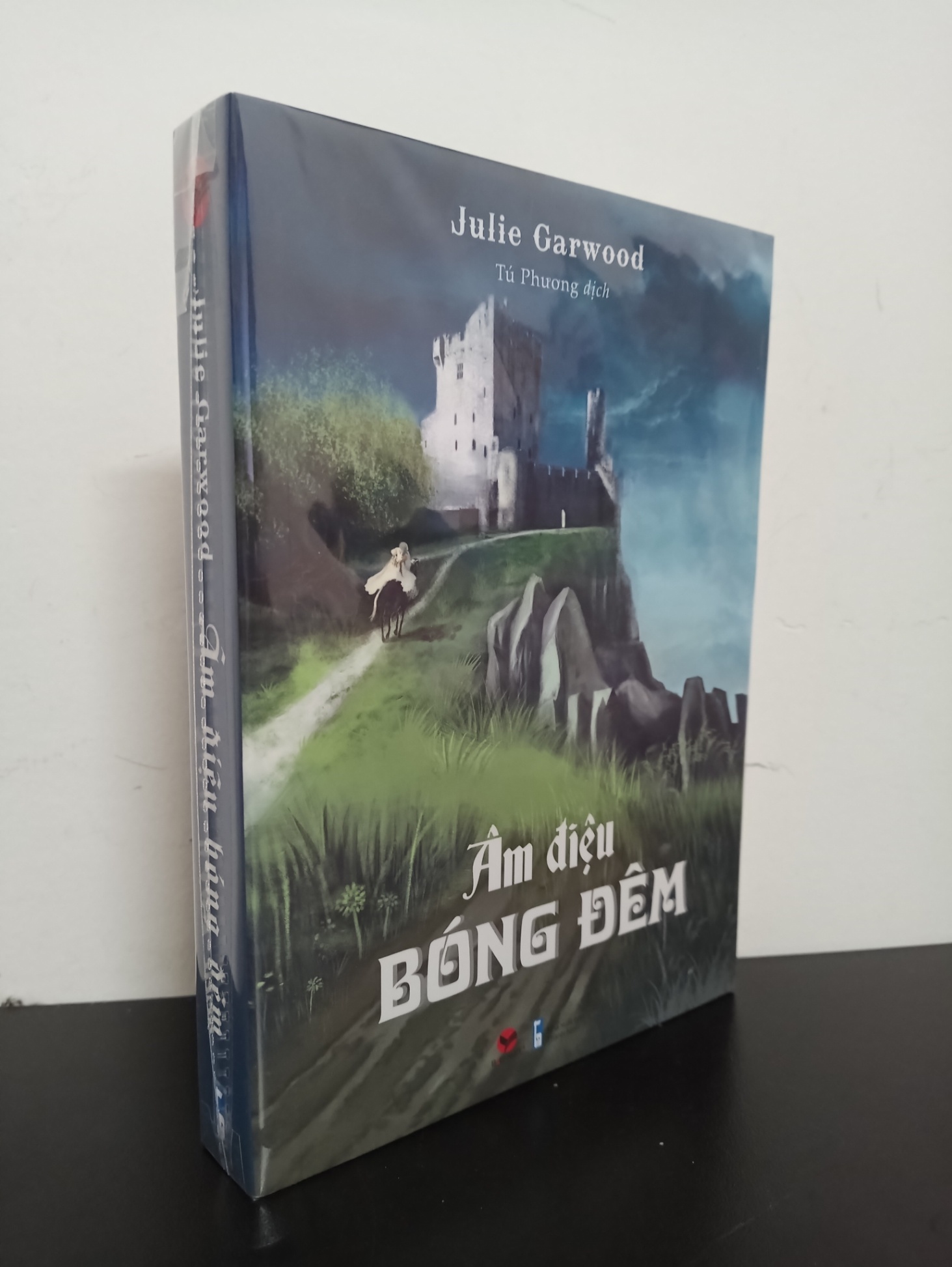 Âm Điệu Bóng Đêm - Julie Garwood Mới 100% 2503 (SL có thể đặt: 1 cuốn) - SÁCH ĐẠI HỌC