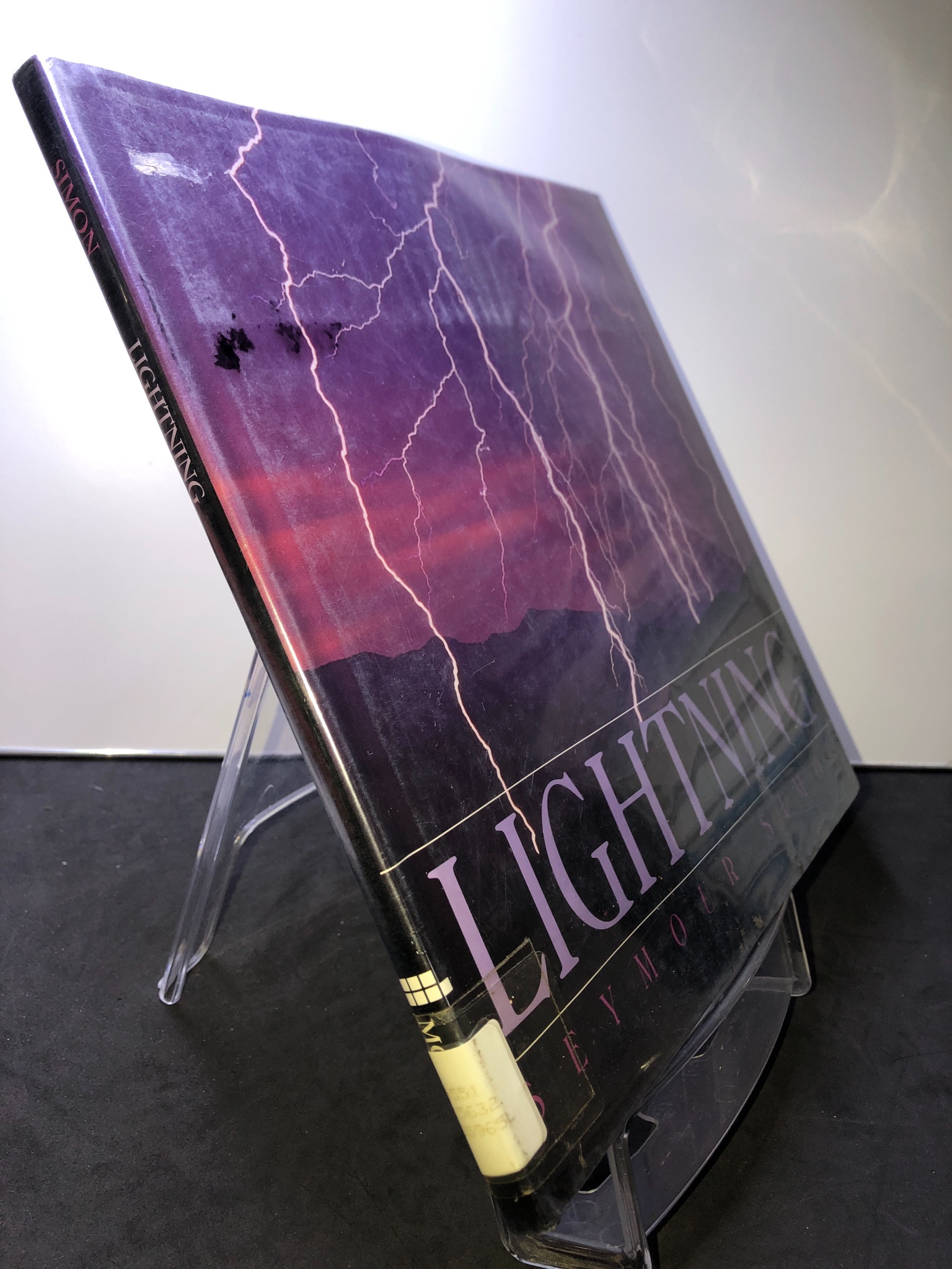 Lightning BÌA CỨNG mới 85% bẩn nhẹ Seymour Simon 2607 Sách ngoại văn (SL có thể đặt: 1 Cuốn) - SÁCH ĐẠI HỌC
