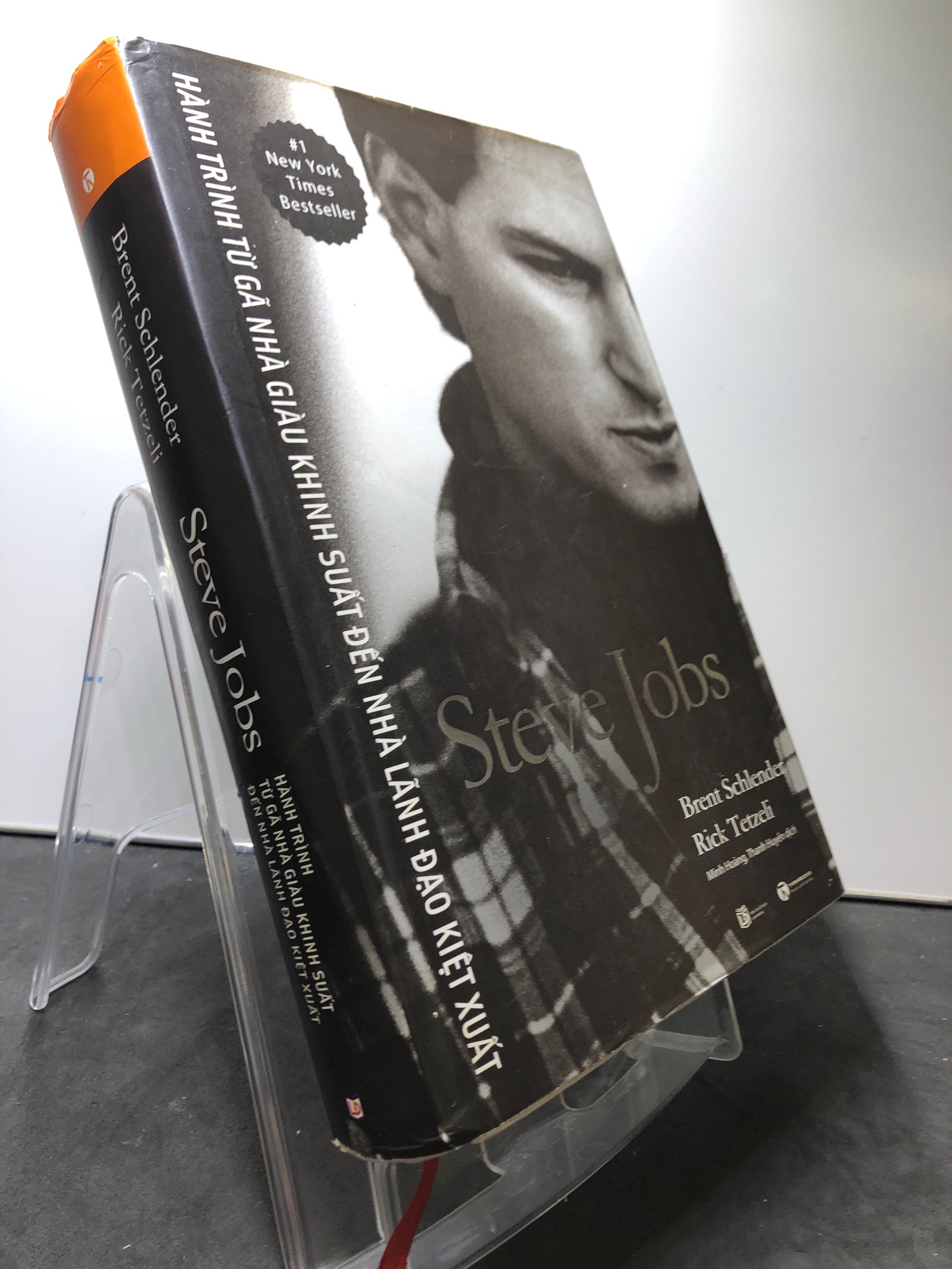 Steve Jobs Hành trình từ gã nhà giàu khinh suất đến nhà lãnh đạo kiệt xuất 2015 BÌA CỨNG mới 80% ố vàng nhẹ Brent Schelender và Rick Tetzeli 1308 Quản trị, lãnh đạo (SL có thể đặt: 1 Cuốn) - SÁCH ĐẠI HỌC