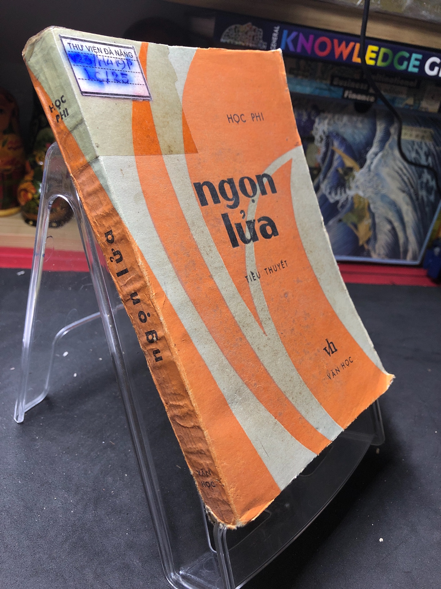 Ngọn lửa mới 50% ố nặng bẩn rách bìa có dấu mộc và viết nhẹ trang đầu 1981 Học Phi 0906 (SL có thể đặt: 1 Cuốn) - SÁCH ĐẠI HỌC