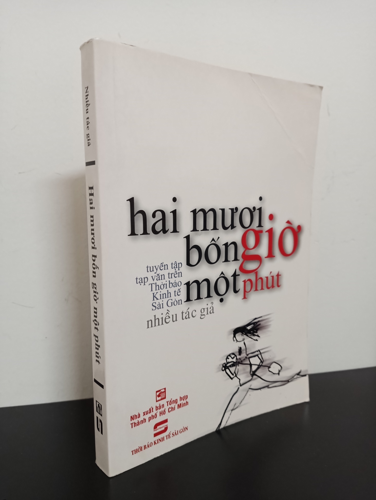 Tuyển Tập Tạp Văn Trên Thời Báo Kinh Tế Sài Gòn - Hai Mươi Bốn Giờ Một Phút (2010) Mới 90% 2102 Tạp chí, Catalogue (SL có thể đặt: 1 cuốn) - SÁCH ĐẠI HỌC