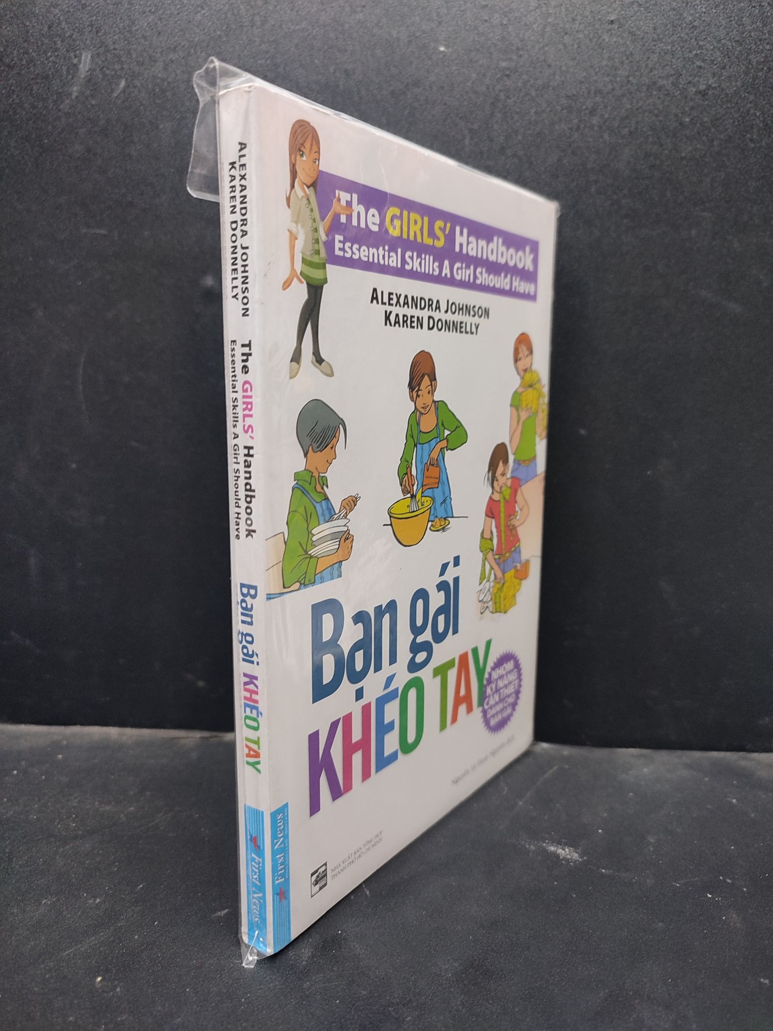 Bạn Gái Khéo Tay - The Girls' Handbook Essential Skills A Girl Should Have Alexandra Johnson Karen Donnelly mới 90% (có seal) 0805 (SL có thể đặt: 2 Cuốn) - SÁCH ĐẠI HỌC