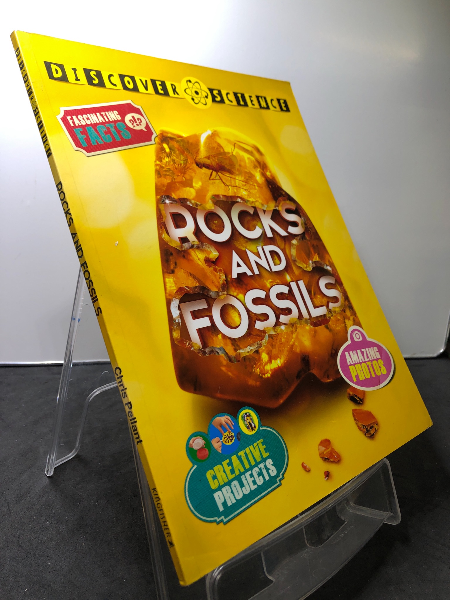 Rocks and Fossils mới 85% bẩn nhẹ Kingfisher 2707 Sách ngoại văn (SL có thể đặt: 1 Cuốn) - SÁCH ĐẠI HỌC