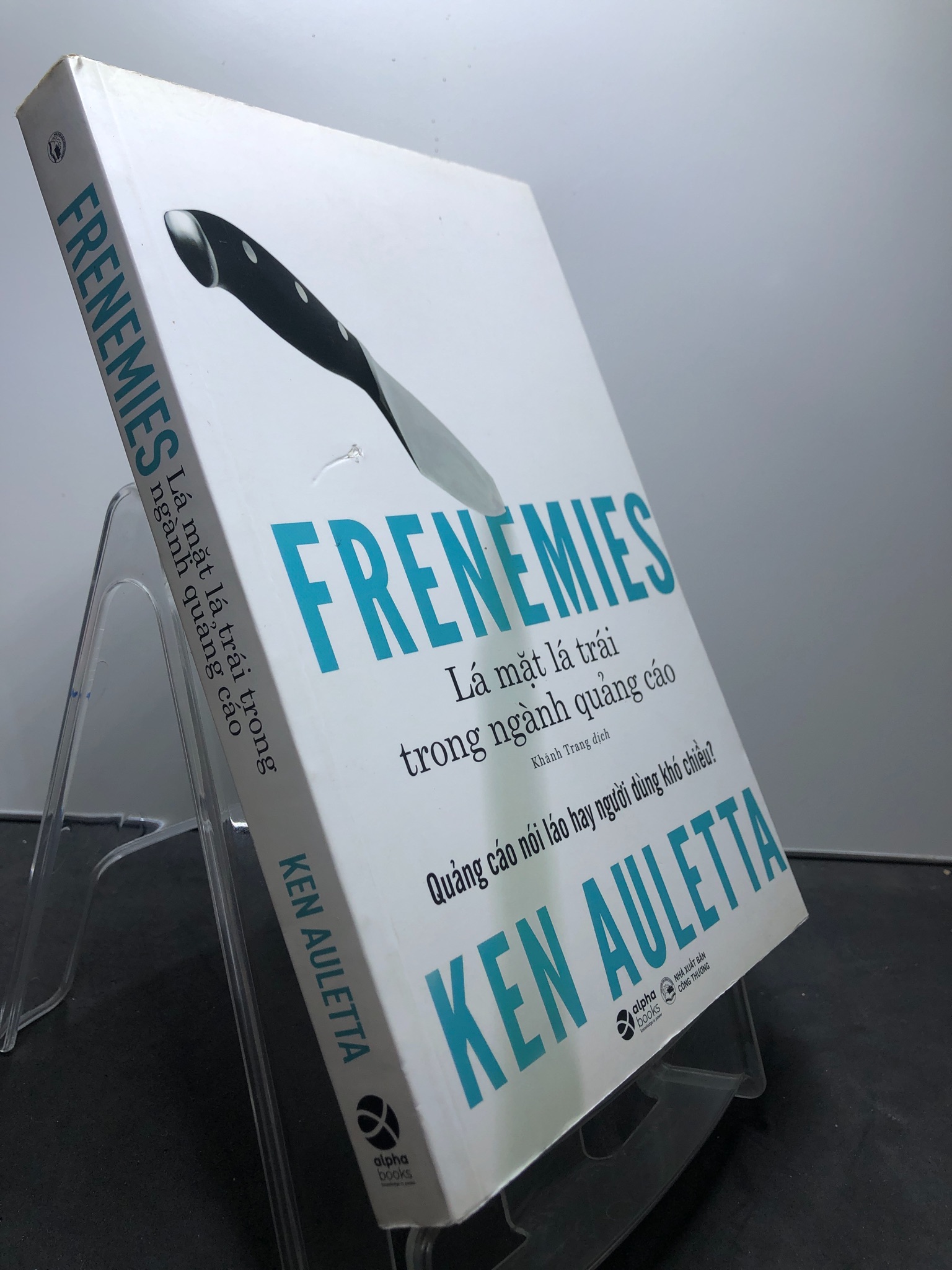Frenemies Lá mặt lá trái trong ngành quảng cáo 2020 mới 85% rách góc nhỏ bìa Ken Auletta 2307 Sách tư duy, kỹ năng sống (SL có thể đặt: 1 Cuốn) - SÁCH ĐẠI HỌC