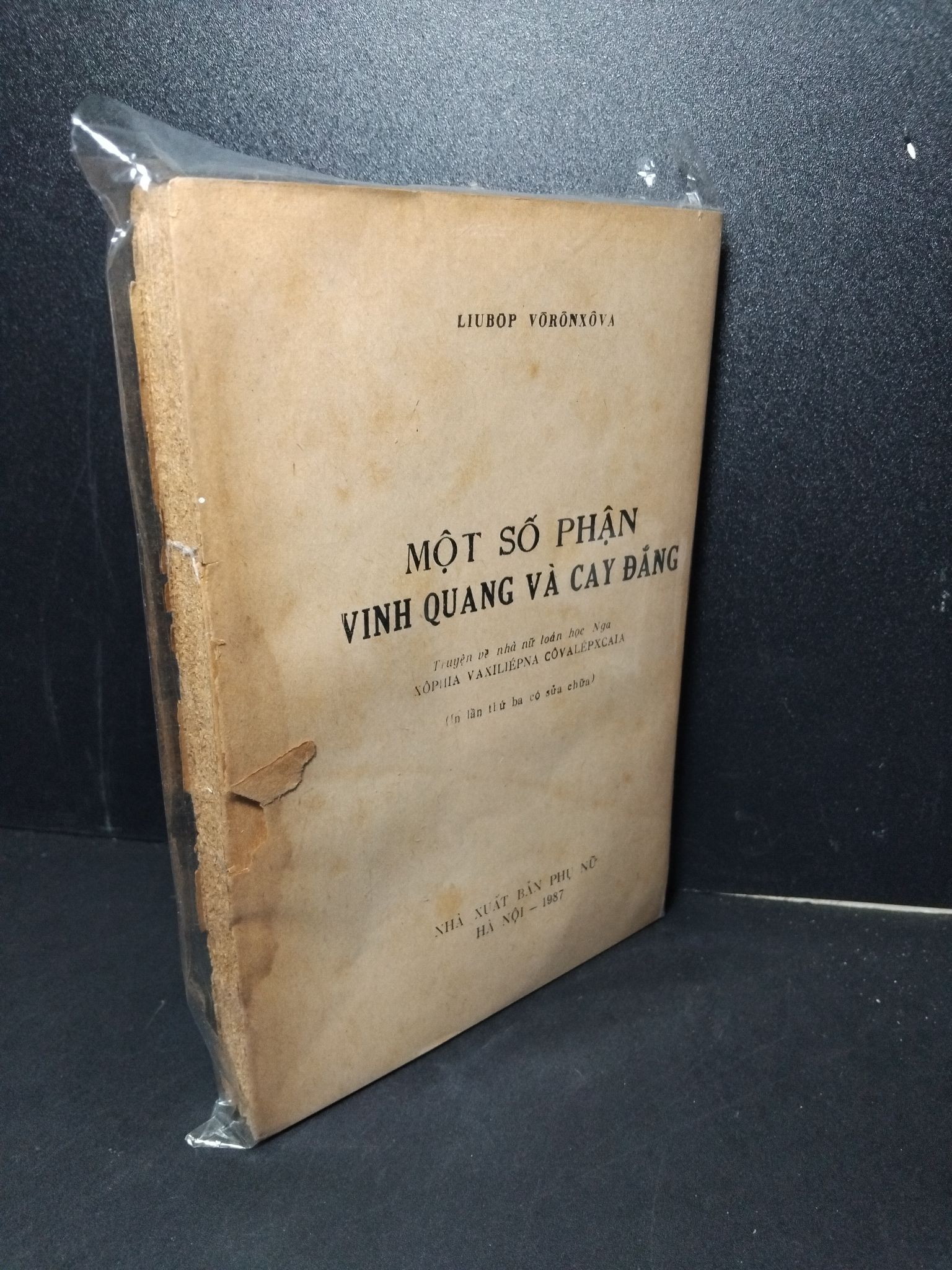Một số phận vinh quang và cay đắng mới 60% bẩn bìa, ố vàng, tróc gáy, rách bìa, mọt bìa 1987 Liubop Voronxova 2603 Sách danh nhân (SL có thể đặt: 1 Cuốn) - SÁCH ĐẠI HỌC