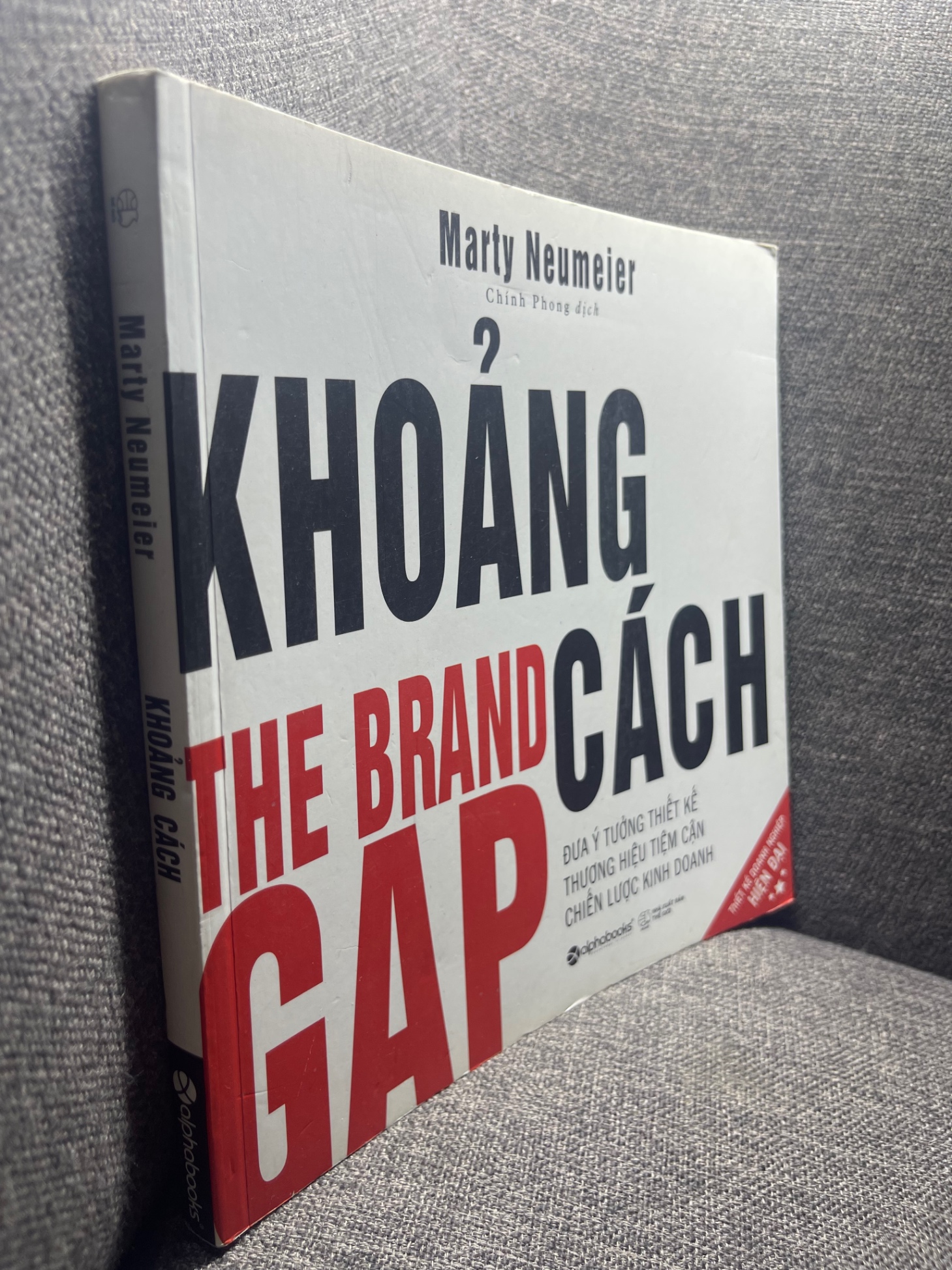 Khoảng cách Marty Neumeier 2017 mới 90% 1704 (SL có thể đặt: 1 Cuốn) - SÁCH ĐẠI HỌC