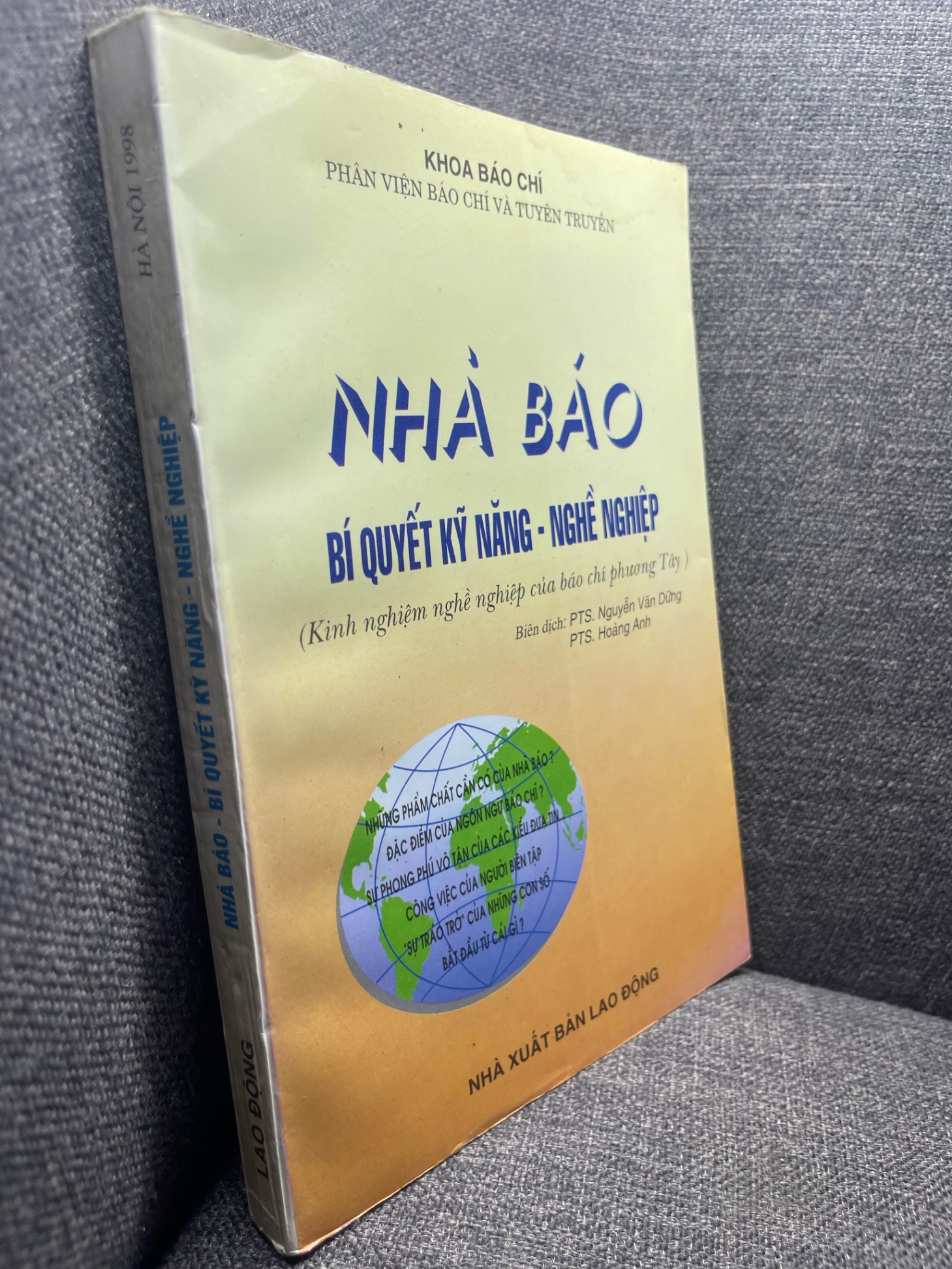 Nhà báo bí quyết kỹ năng nghề nghiệp 1998 mới 70% sách ố vàng nhẹ 1704 Sách tư duy, kỹ năng sống (SL có thể đặt: 1 Cuốn) - SÁCH ĐẠI HỌC
