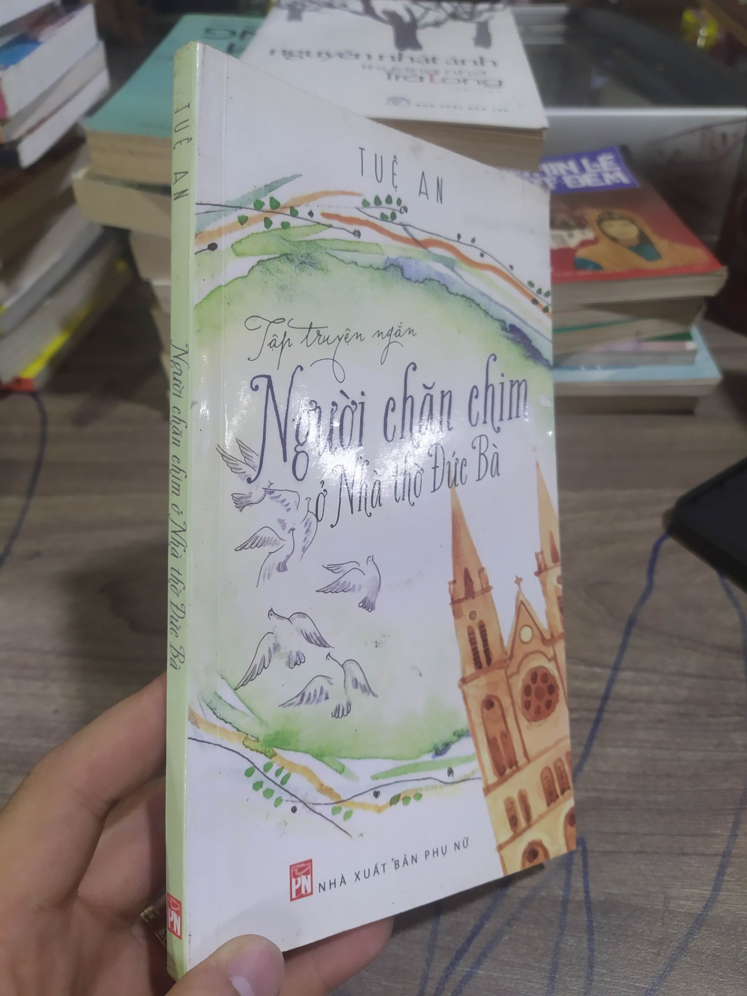 Người chăn chim ở nhà thờ Đức bà mới 80% 2803 (SL có thể đặt: 1 Cuốn) - SÁCH ĐẠI HỌC