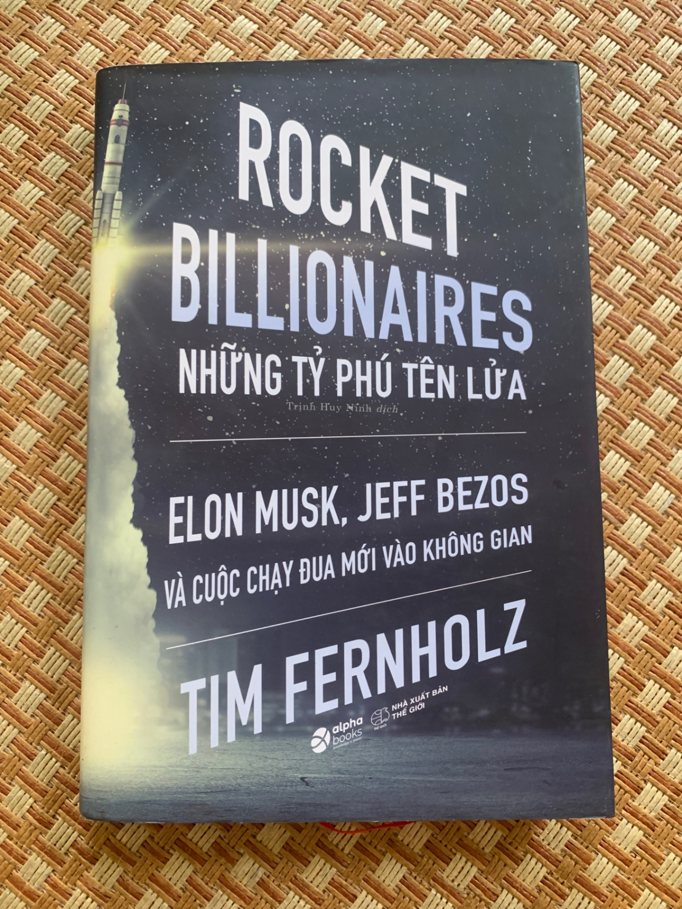 Những Tỷ Phú Tên Lửa Elon Musk, Jeff Bezos và cuộc chạy đua mới vào không gian ( mới 95%, bìa cứng,xb 2020,Nxb Thế Giới) 2905- Khoa Học Kiến thức bách khoa (SL có thể đặt: 1 Cuốn) - SÁCH ĐẠI HỌC