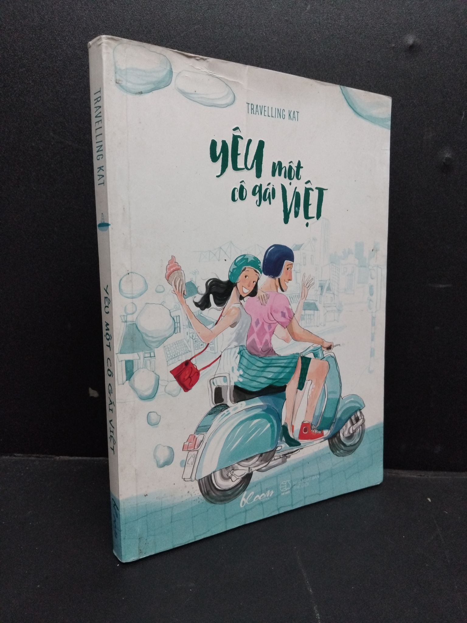 Yêu một cô gái Việt mới 80% ố bẩn nhẹ 2015 1906 Travelling Kat (SL có thể đặt: 1 Cuốn) - SÁCH ĐẠI HỌC