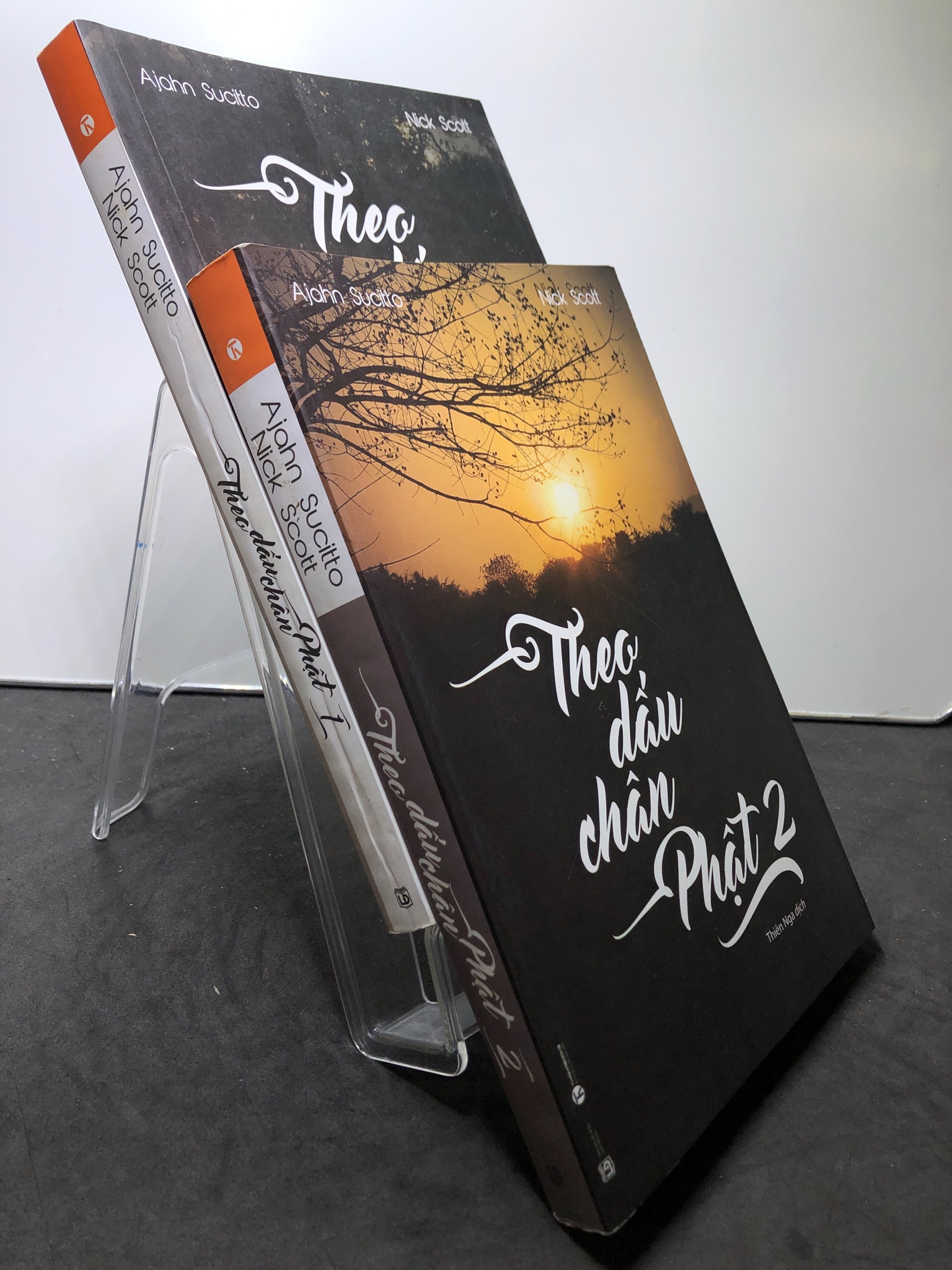 Theo dấu chân Phật tập 1 và 2 2016 mới 85% bẩn nhẹ Ajahn Sucitto và Nick Scott 0208 Phật giáo (SL có thể đặt: 1 Cuốn) - SÁCH ĐẠI HỌC