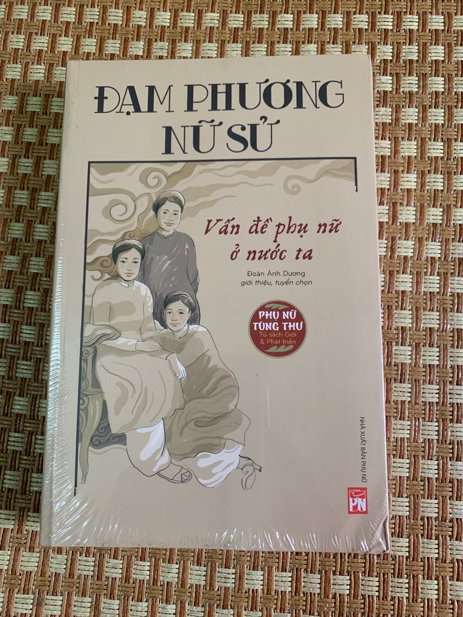 Đạm Phương Nữ Sử - Vấn Đề Phụ Nữ Ở Nước Ta -NXB Phụ Nữ, năm xb 2018, sách mới 100%-3005-Sách phong tục tập quán (SL có thể đặt: 1 Cuốn) - SÁCH ĐẠI HỌC