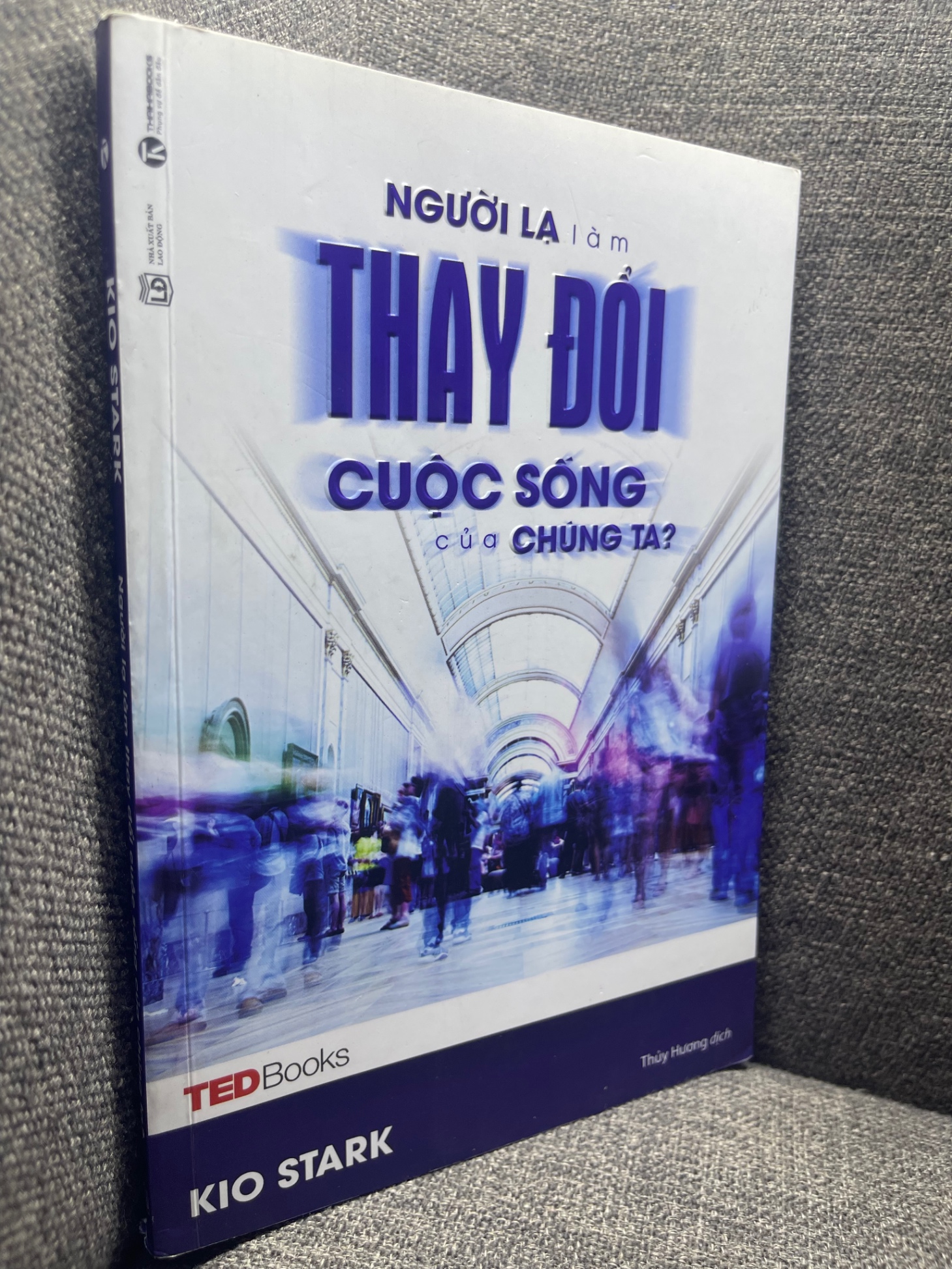 Người lạ làm thay đổi cuộc sống của chúng ta Kio Stark 2017 mới 90% 1105 Sách tư duy, kỹ năng sống (SL có thể đặt: 1 ) - SÁCH ĐẠI HỌC