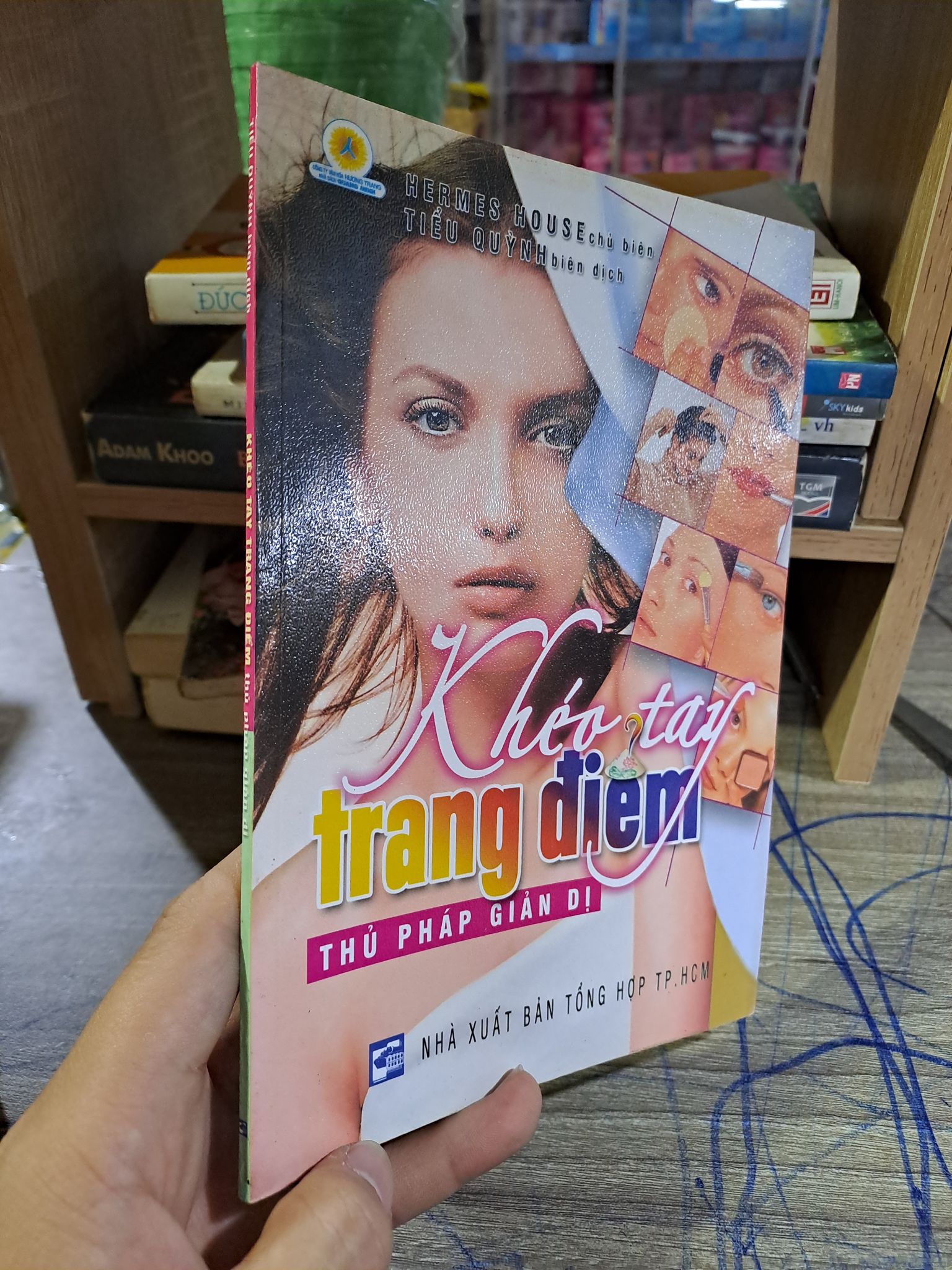 Khéo tay trang điểm thủ pháp giản dị mới 90% .2203 Sách chuyên môn (SL có thể đặt: 2 ) - SÁCH ĐẠI HỌC