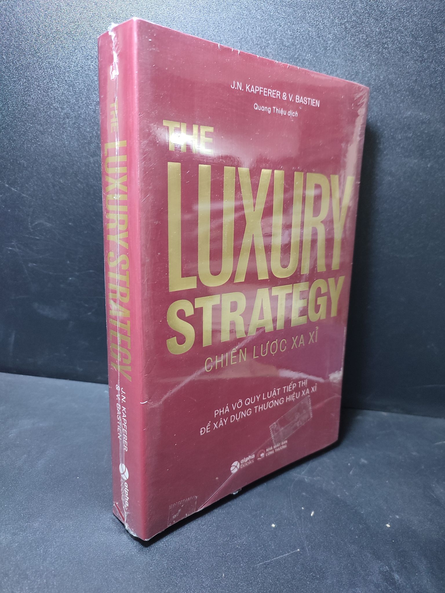 The luxury strategy - Chiến lược xa xỉ J.N.Kapferer, V.Bastien mới 100% 2301 kinh doanh, kỹ năng Marketing, bán hàng (SL có thể đặt: 1 Cuốn) - SÁCH ĐẠI HỌC
